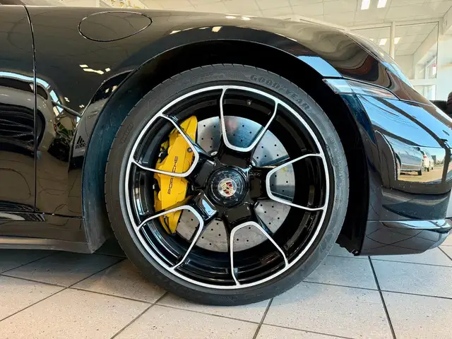 Porsche 911 view 8