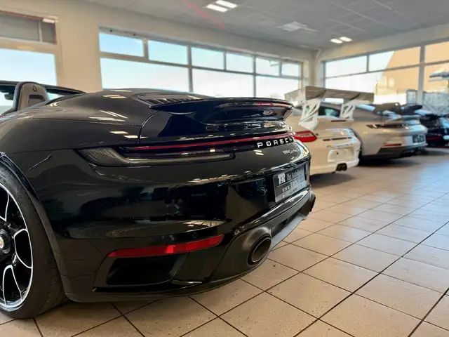 Porsche 911 view 7