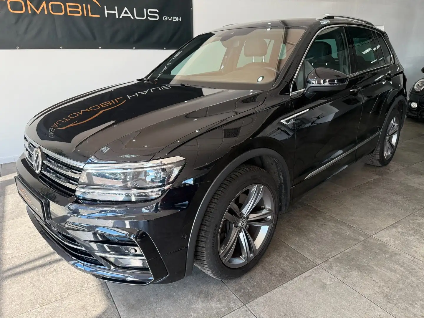 Volkswagen Tiguan 2.0 TDI High/R-Line 4Motion *AHK*ACC*HUD* Schwarz - 1