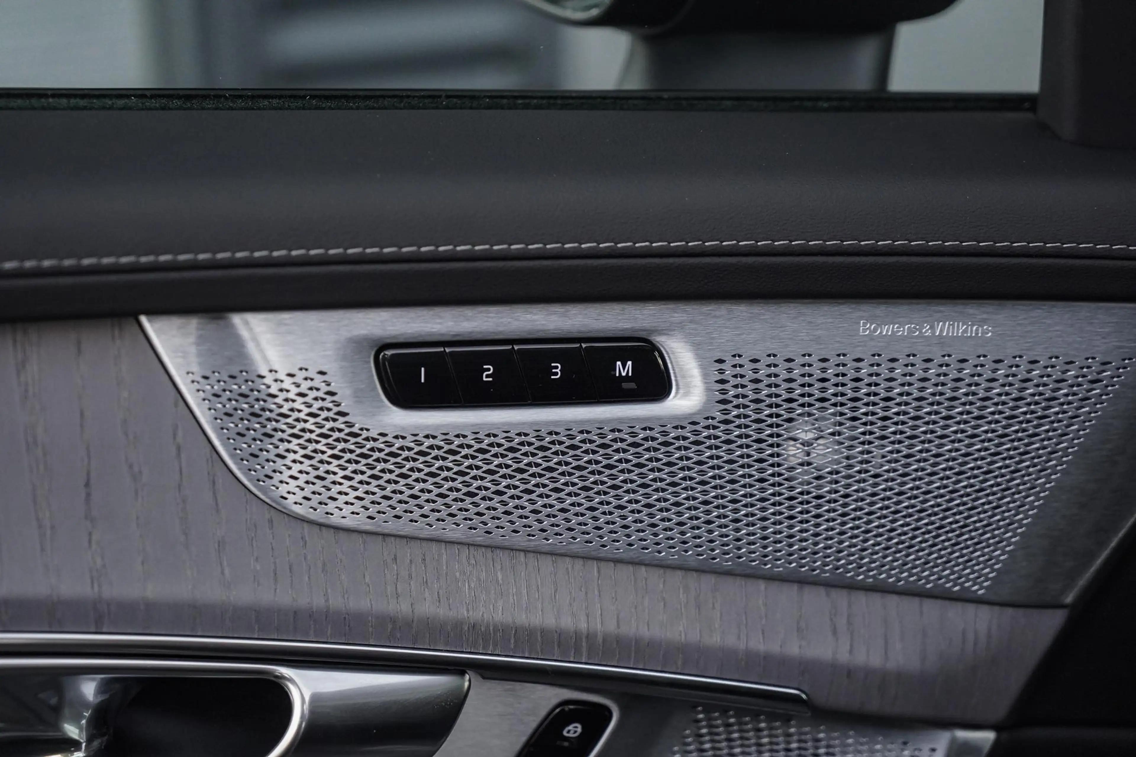 Volvo XC90 2.0 T8 Plug-in hybrid AWD Ultra Dark | Bowers & Wi — photo 15