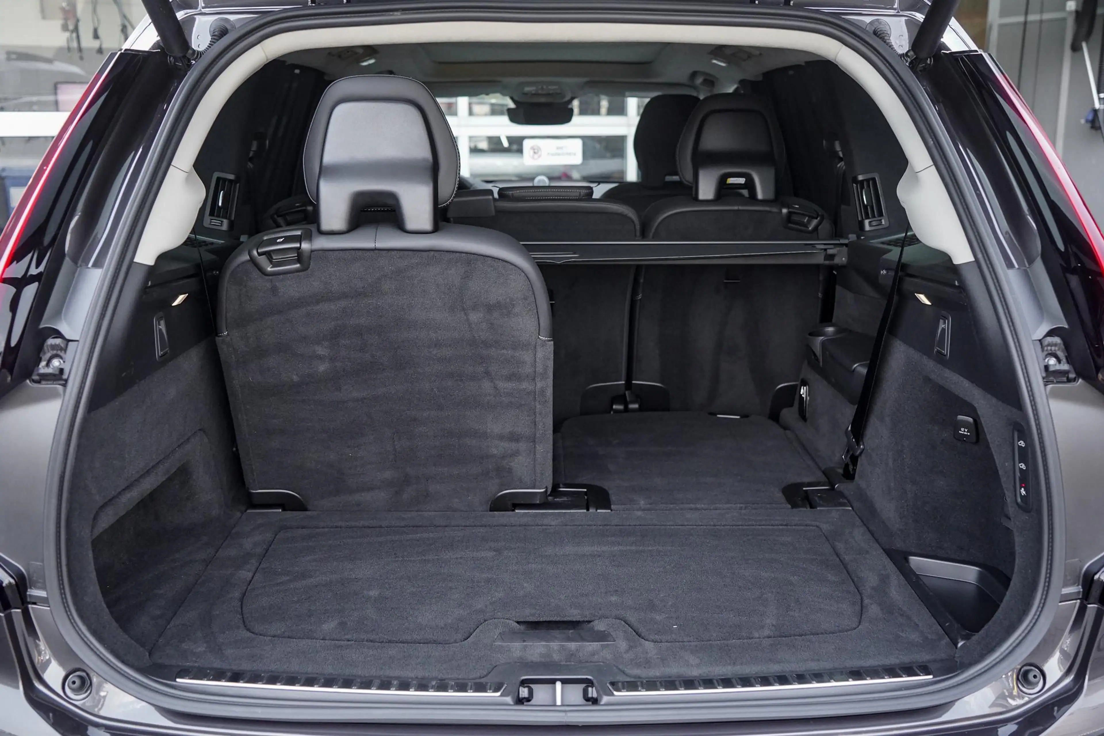 Volvo XC90 2.0 T8 Plug-in hybrid AWD Ultra Dark | Bowers & Wi — photo 10