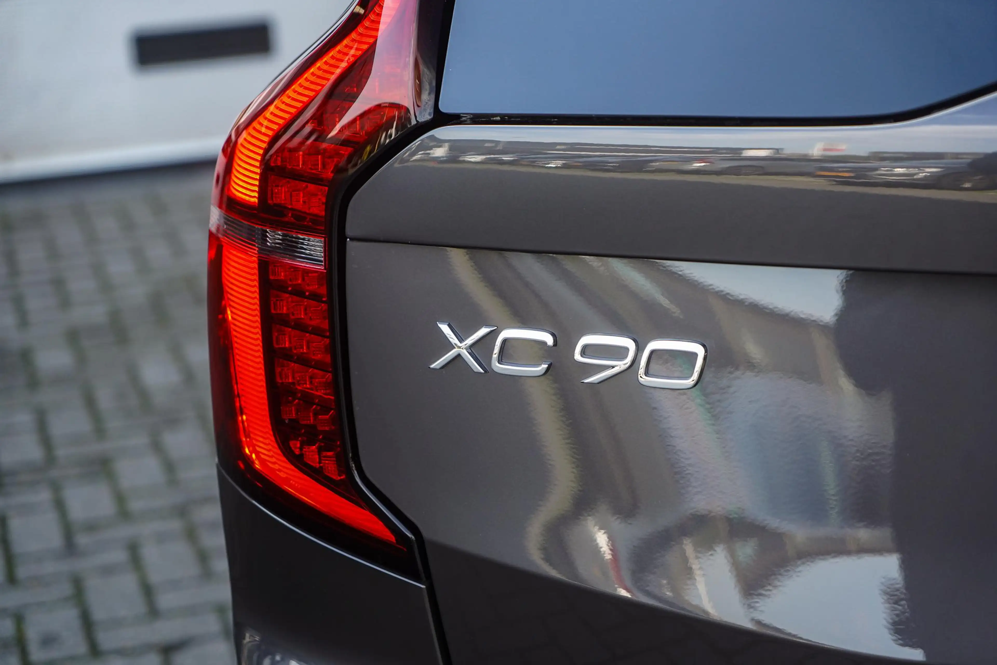 Volvo XC90 2.0 T8 Plug-in hybrid AWD Ultra Dark | Bowers & Wi — photo 8