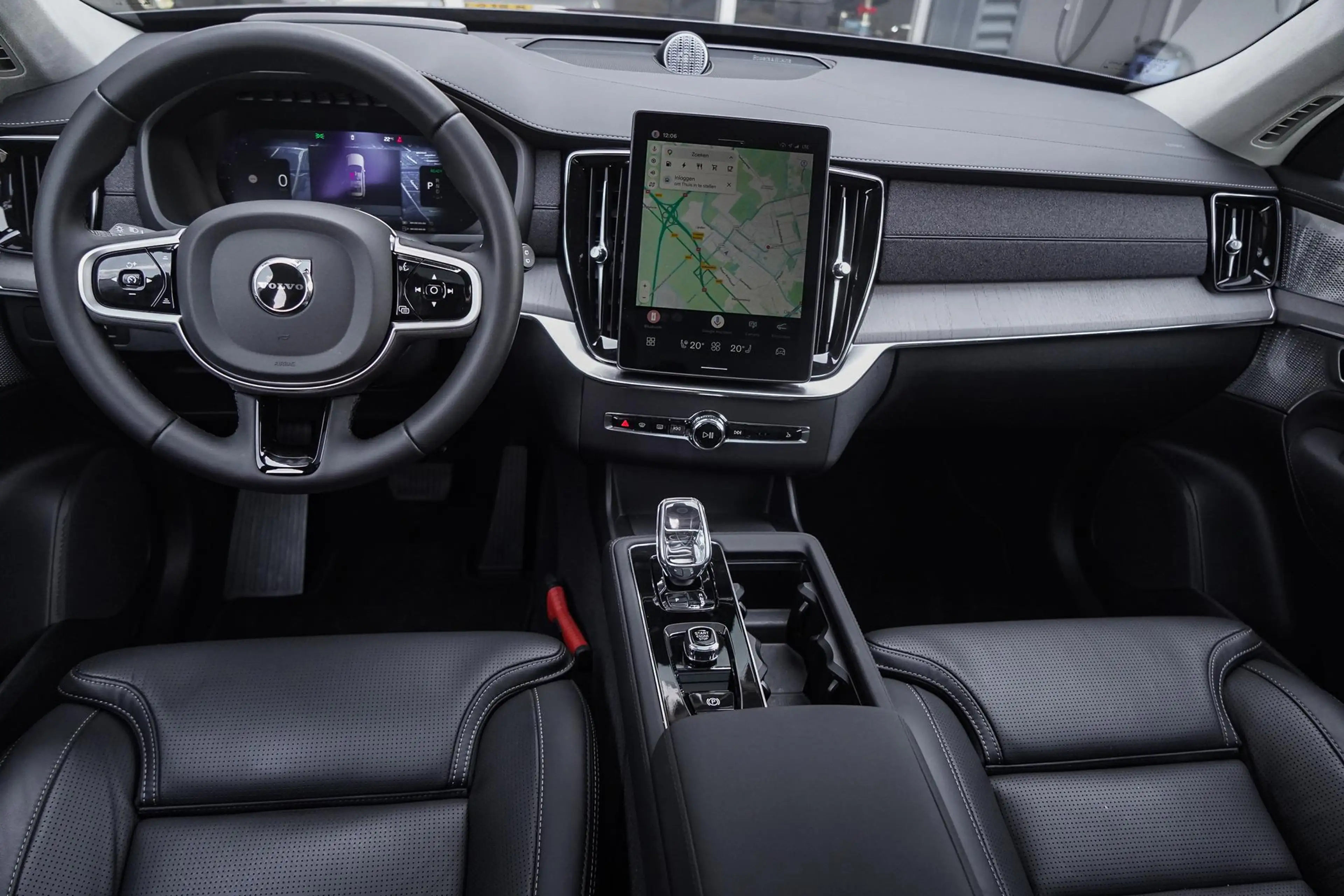 Volvo XC90 2.0 T8 Plug-in hybrid AWD Ultra Dark | Bowers & Wi — photo 13