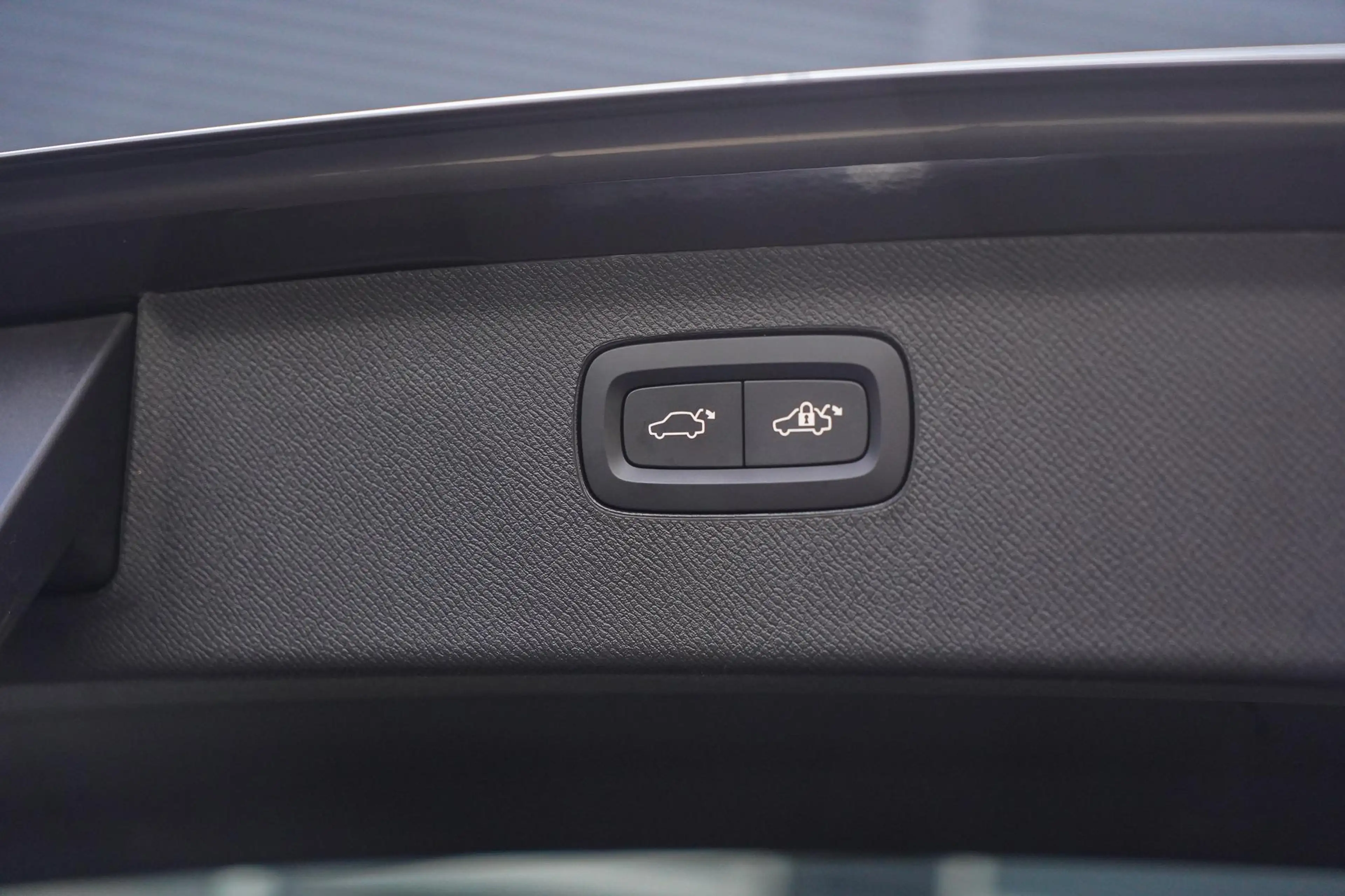 Volvo XC90 2.0 T8 Plug-in hybrid AWD Ultra Dark | Bowers & Wi — photo 11