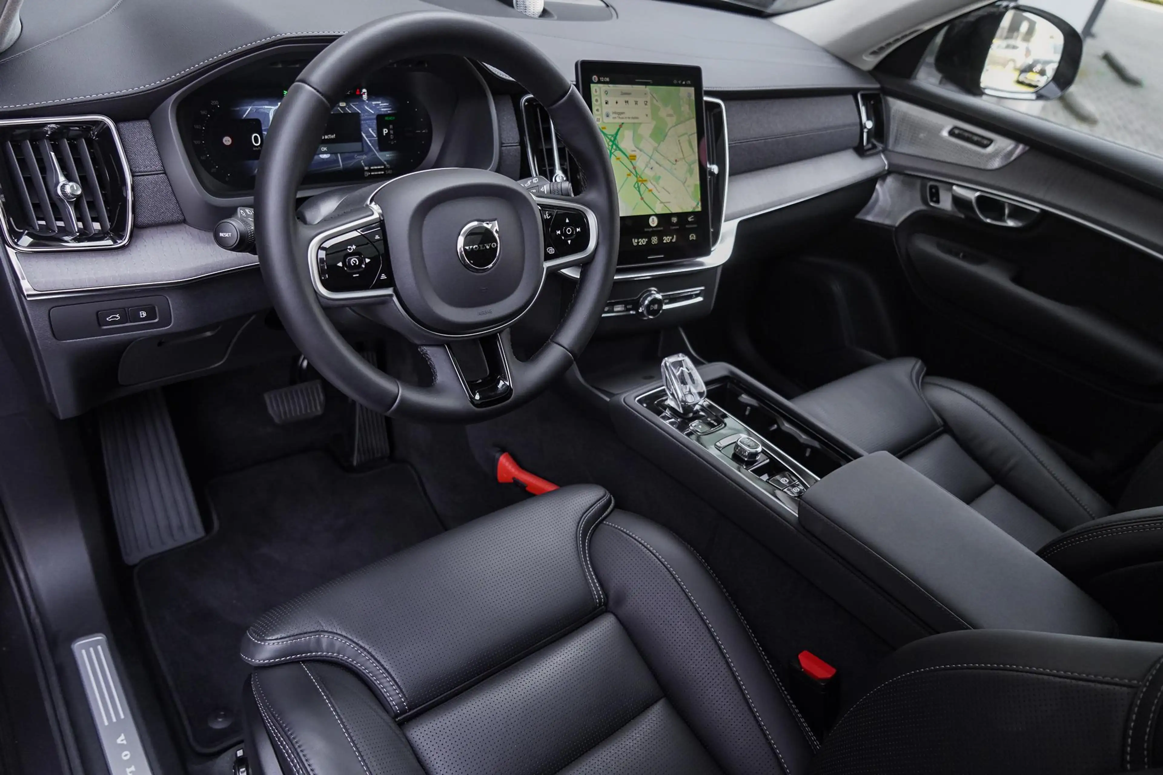 Volvo XC90 2.0 T8 Plug-in hybrid AWD Ultra Dark | Bowers & Wi — photo 12