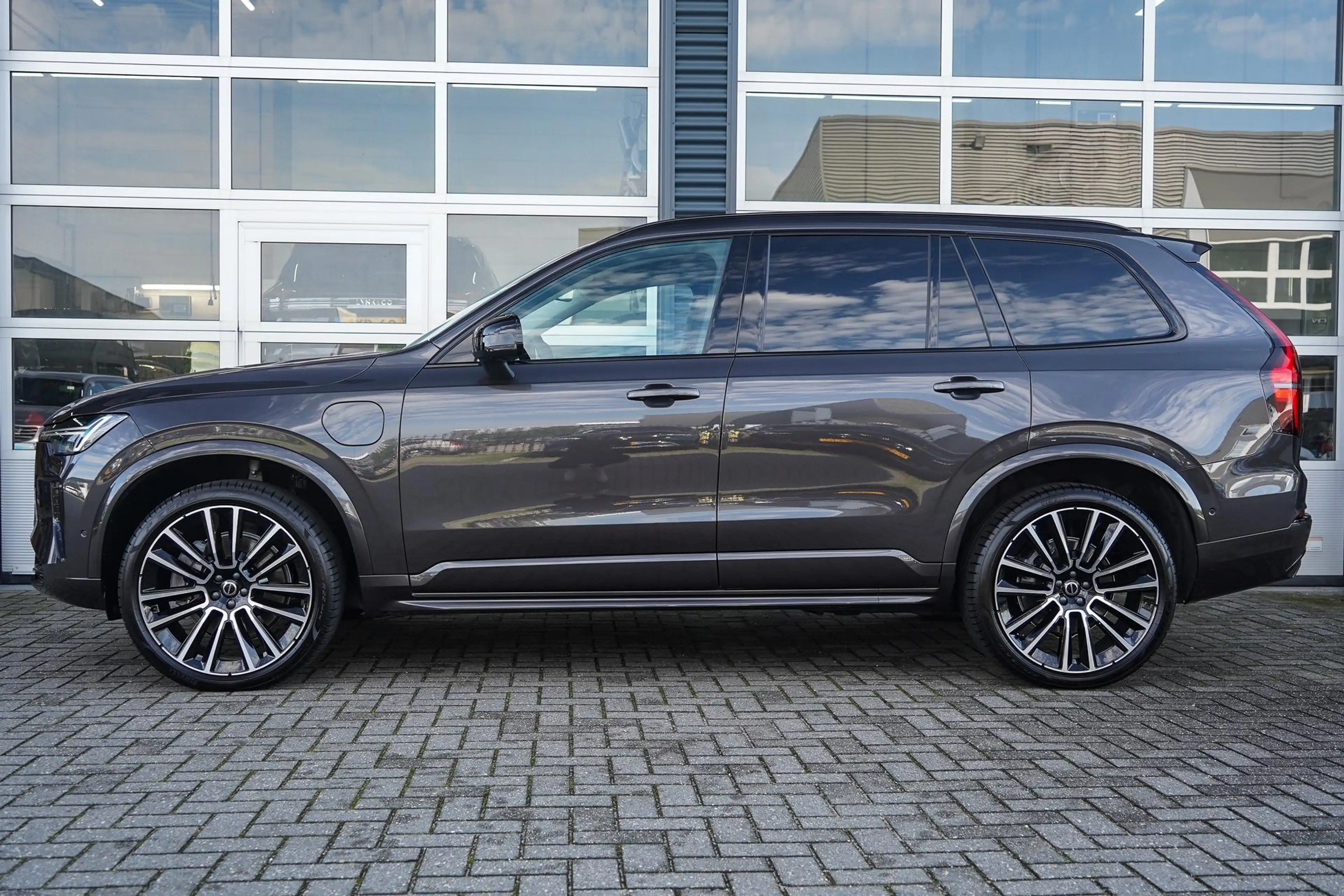 Volvo XC90 2.0 T8 Plug-in hybrid AWD Ultra Dark | Bowers & Wi — photo 3