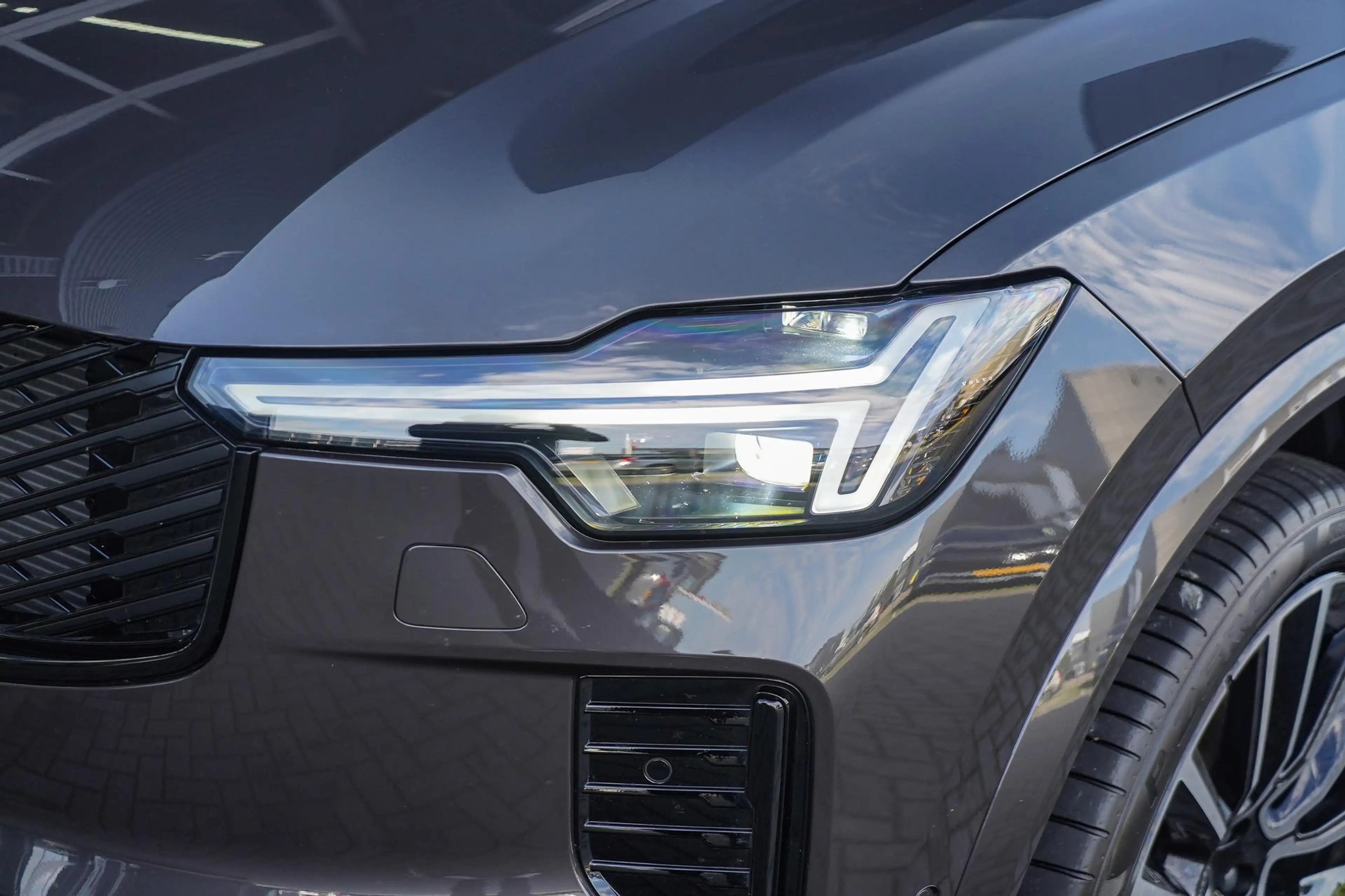 Volvo XC90 2.0 T8 Plug-in hybrid AWD Ultra Dark | Bowers & Wi — photo 4