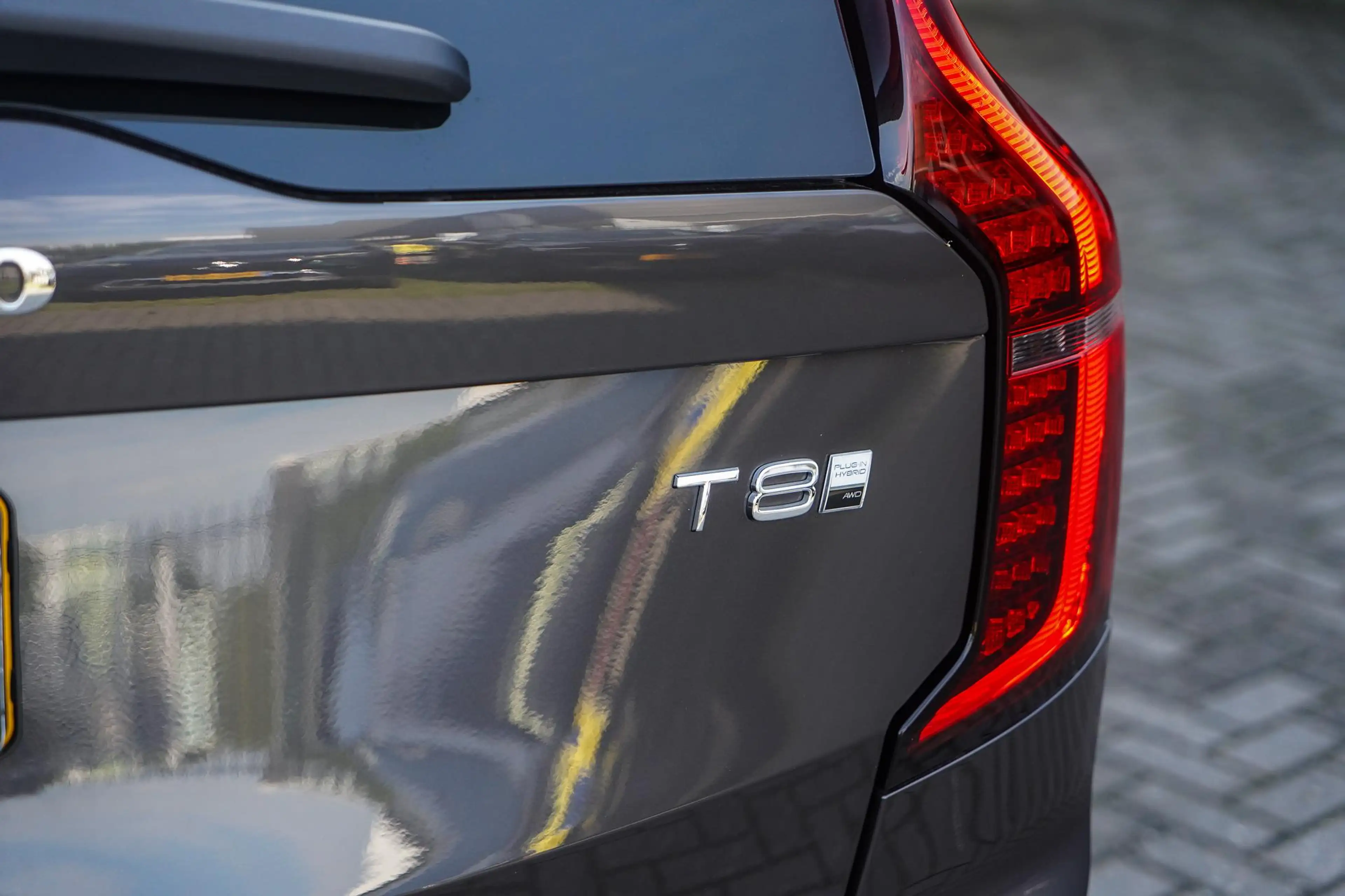 Volvo XC90 2.0 T8 Plug-in hybrid AWD Ultra Dark | Bowers & Wi — photo 9