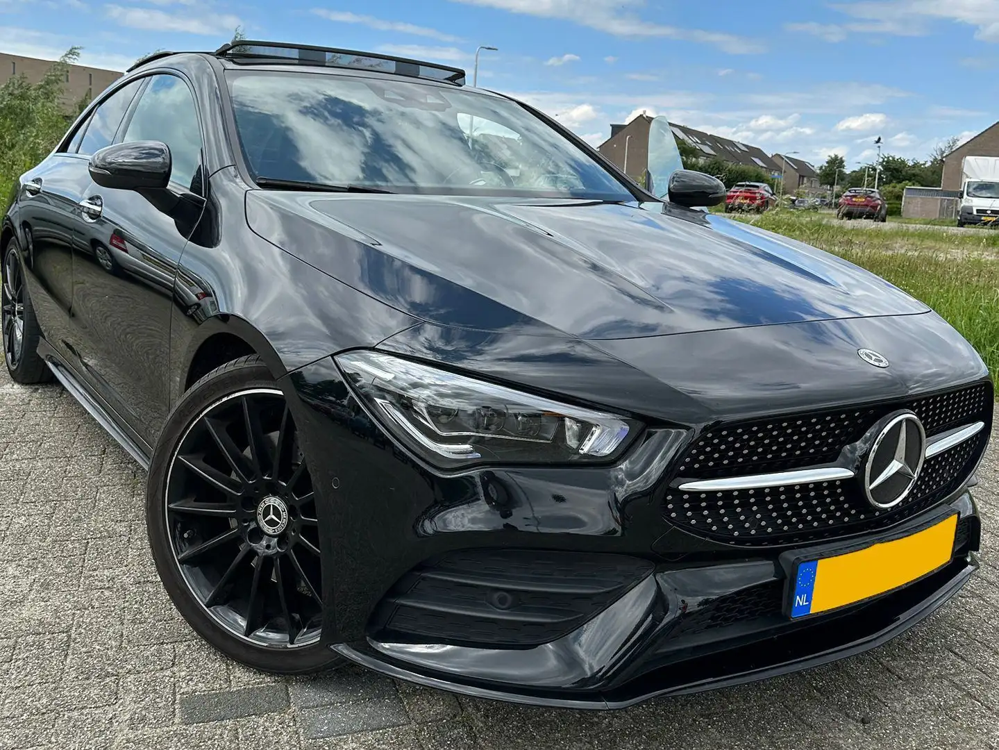 Mercedes-Benz CLA 200 AMG Line Zwart - 1