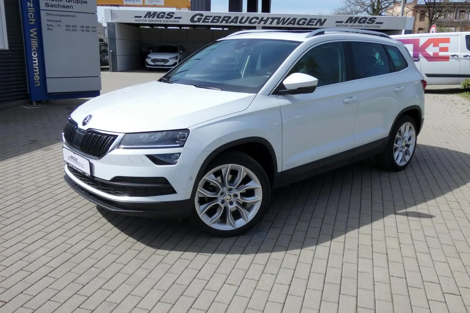 Skoda Karoq 2.0 TDI "Style" 4x4 #STDHZG #PANO #AHK Weiß - 2