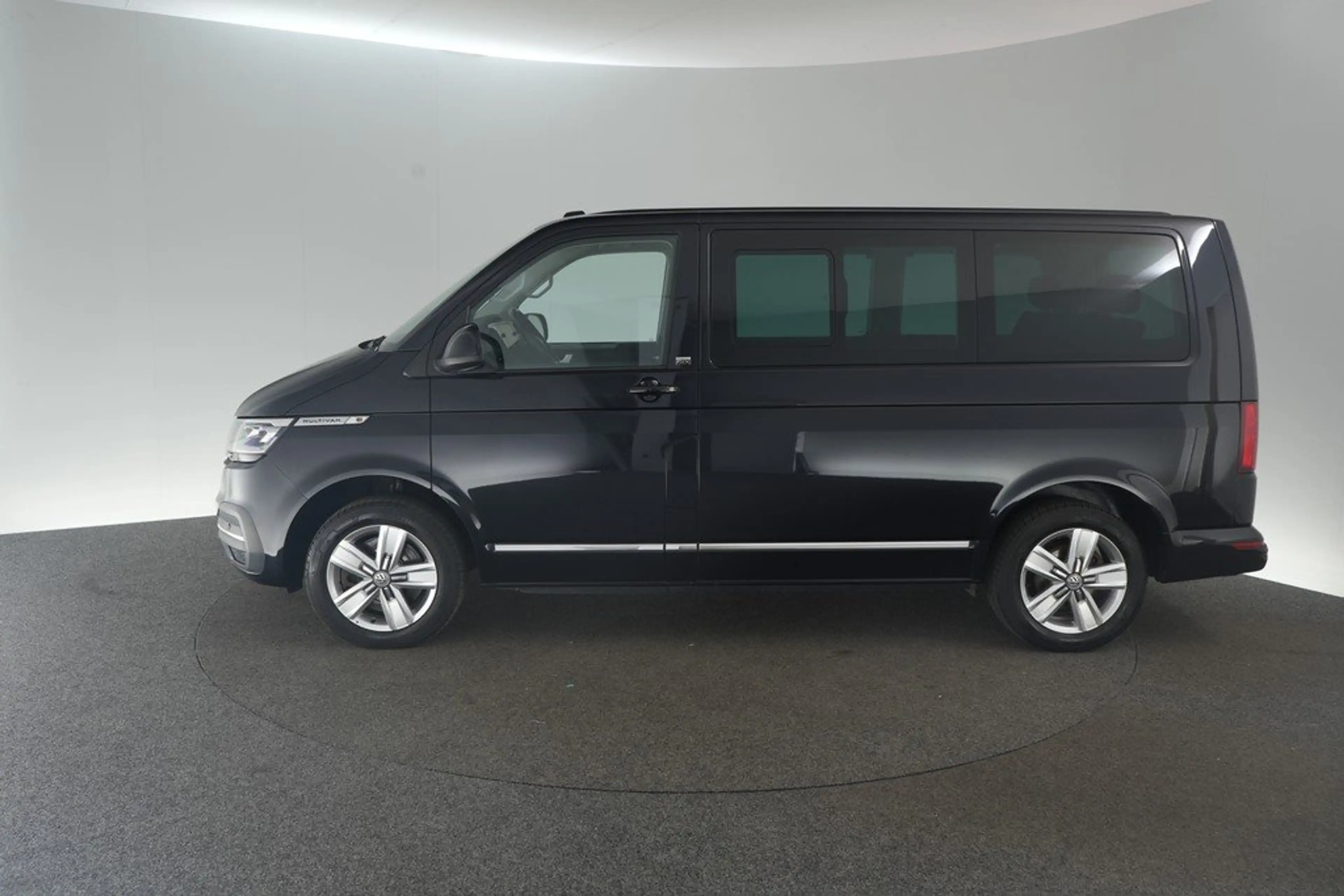 Volkswagen T6.1 Multivan 2.0 TDI 4M DSG Generation SIX — photo 6