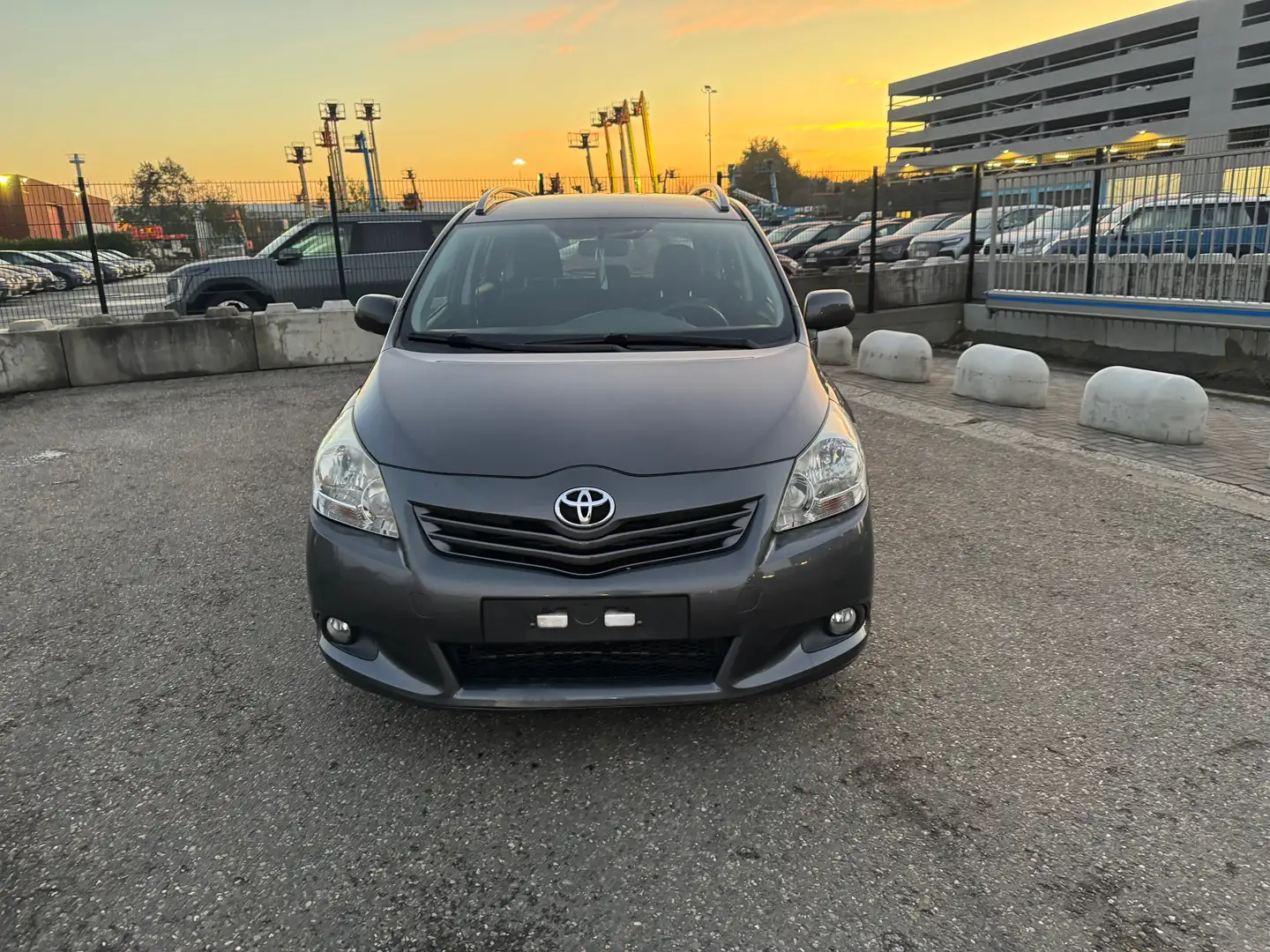 Toyota Verso Verso 2.0 D-4D Luna 5pl. DPF Grau - 2