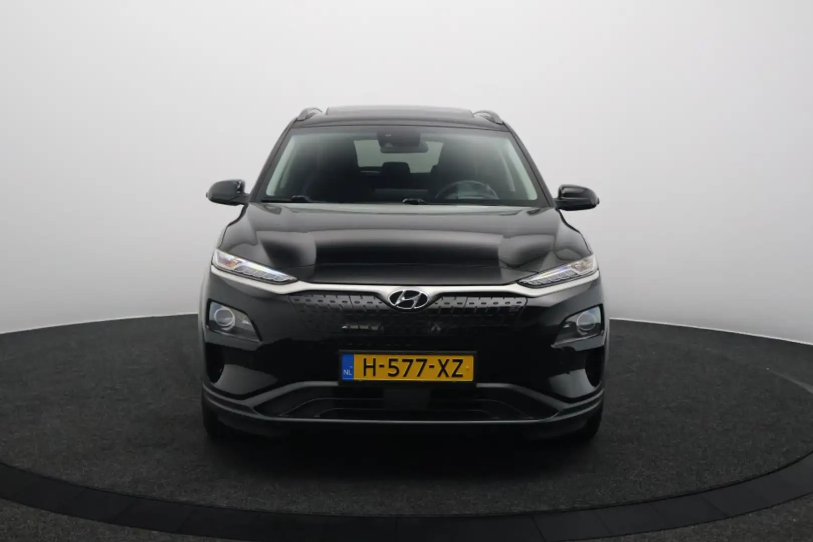 Hyundai KONA EV Premium Sky 64 kWh SOH 97% | Head-Up Display | Zwart - 2