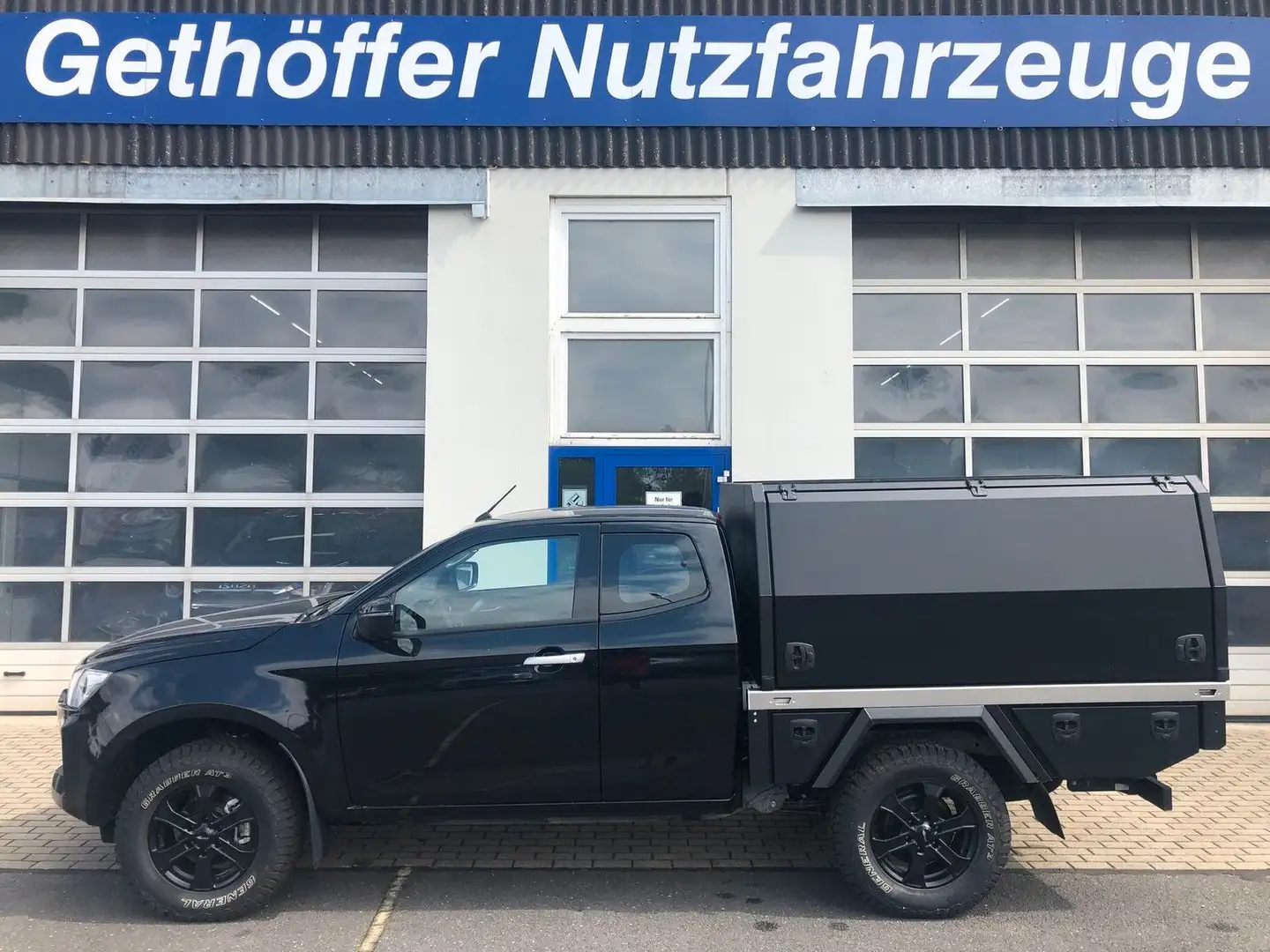 Isuzu D-Max Space Cab LS AT mit Pepec Festaufbau Schwarz - 1