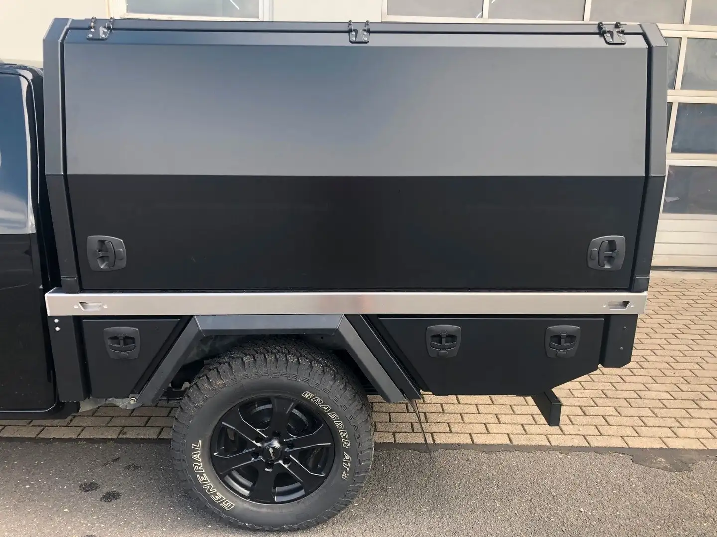 Isuzu D-Max Space Cab LS AT mit Pepec Festaufbau Schwarz - 2