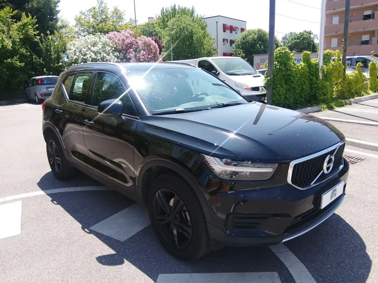Volvo XC40 T2 Geartronic Momentum Pro Negro - 2