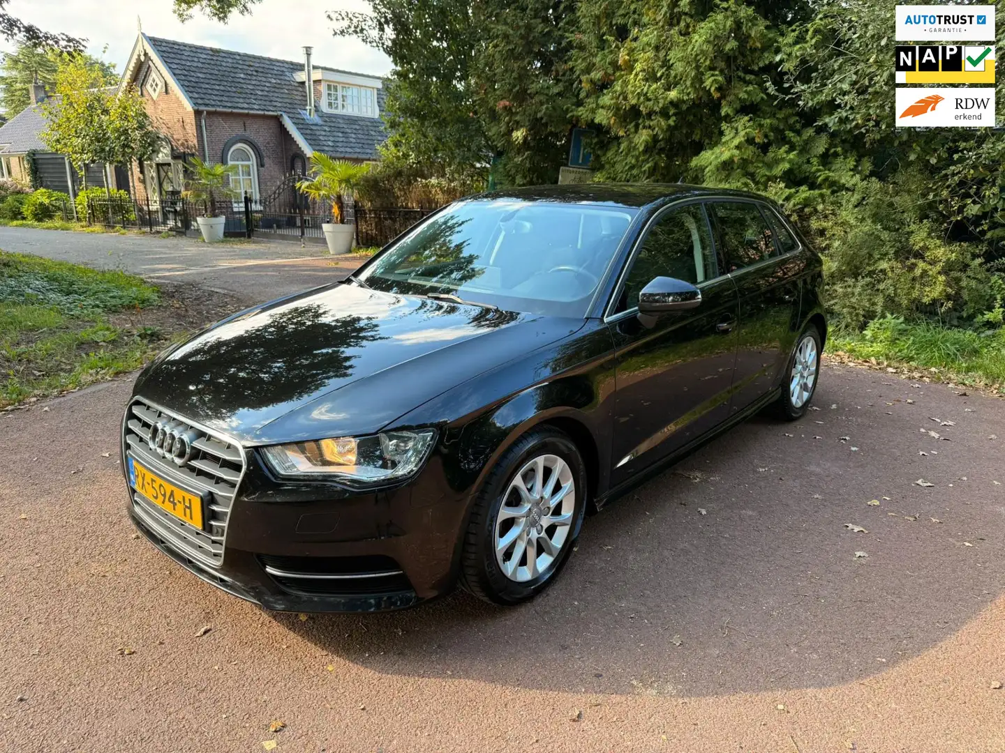 Audi A3 Sportback 1.6 TDI ultra Attraction / Navi / PDC / Zwart - 1