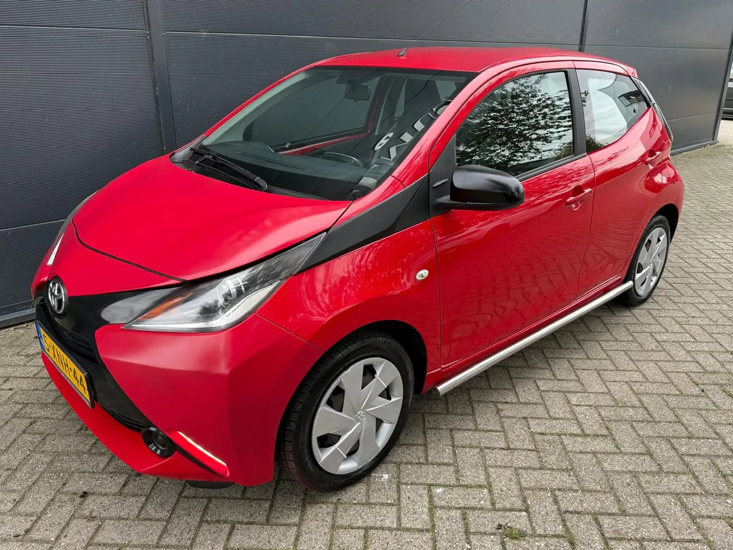 Toyota Aygo 1.0 VVT-i x-play 5D//cruise/bluetooth/AUX/ 1STE EI Rot - 2