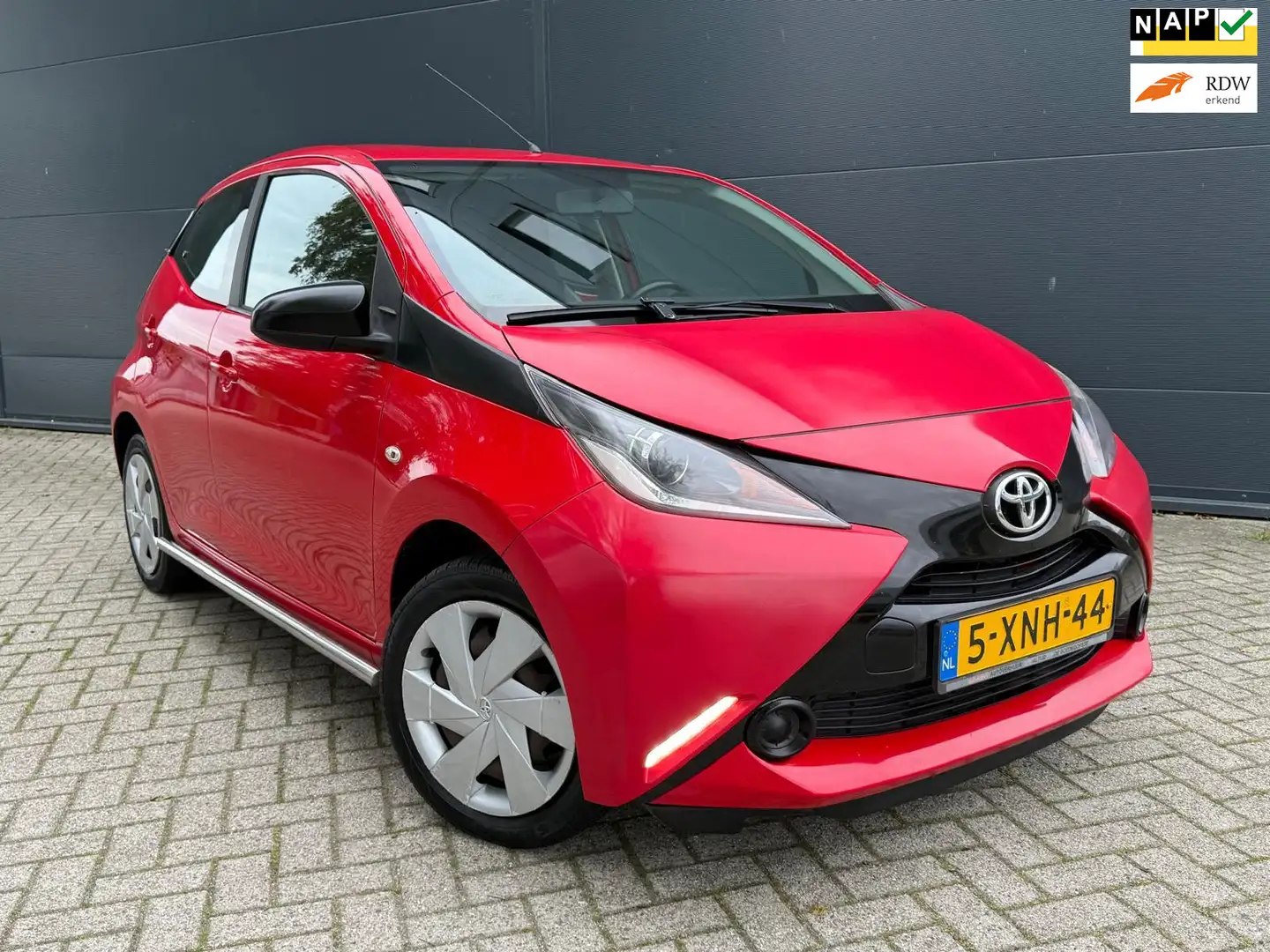 Toyota Aygo 1.0 VVT-i x-play 5D//cruise/bluetooth/AUX/ 1STE EI Rot - 1