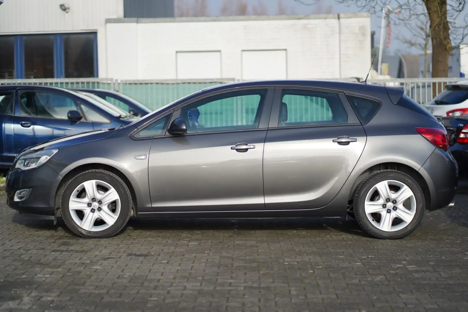 Opel Astra J Lim. 5-trg. Edition Klima Allwetter Grau - 2