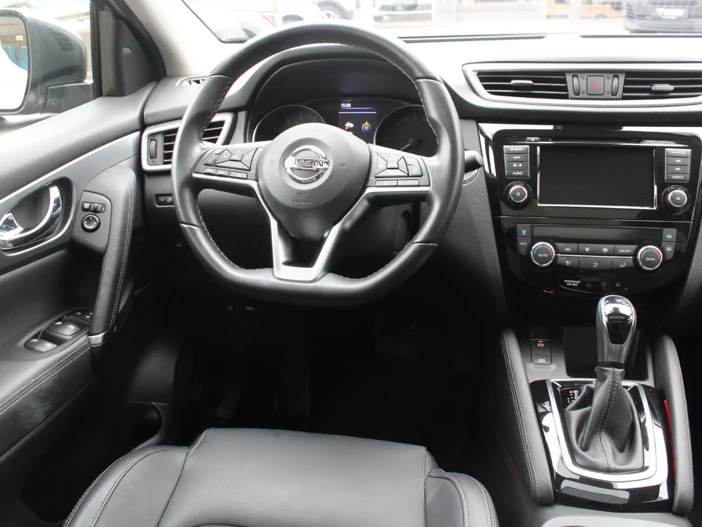 Nissan Qashqai 1.3 DIG-T Tekna | PANORAMADAK | NAVIGATIE | ACHTER Bruin - 2