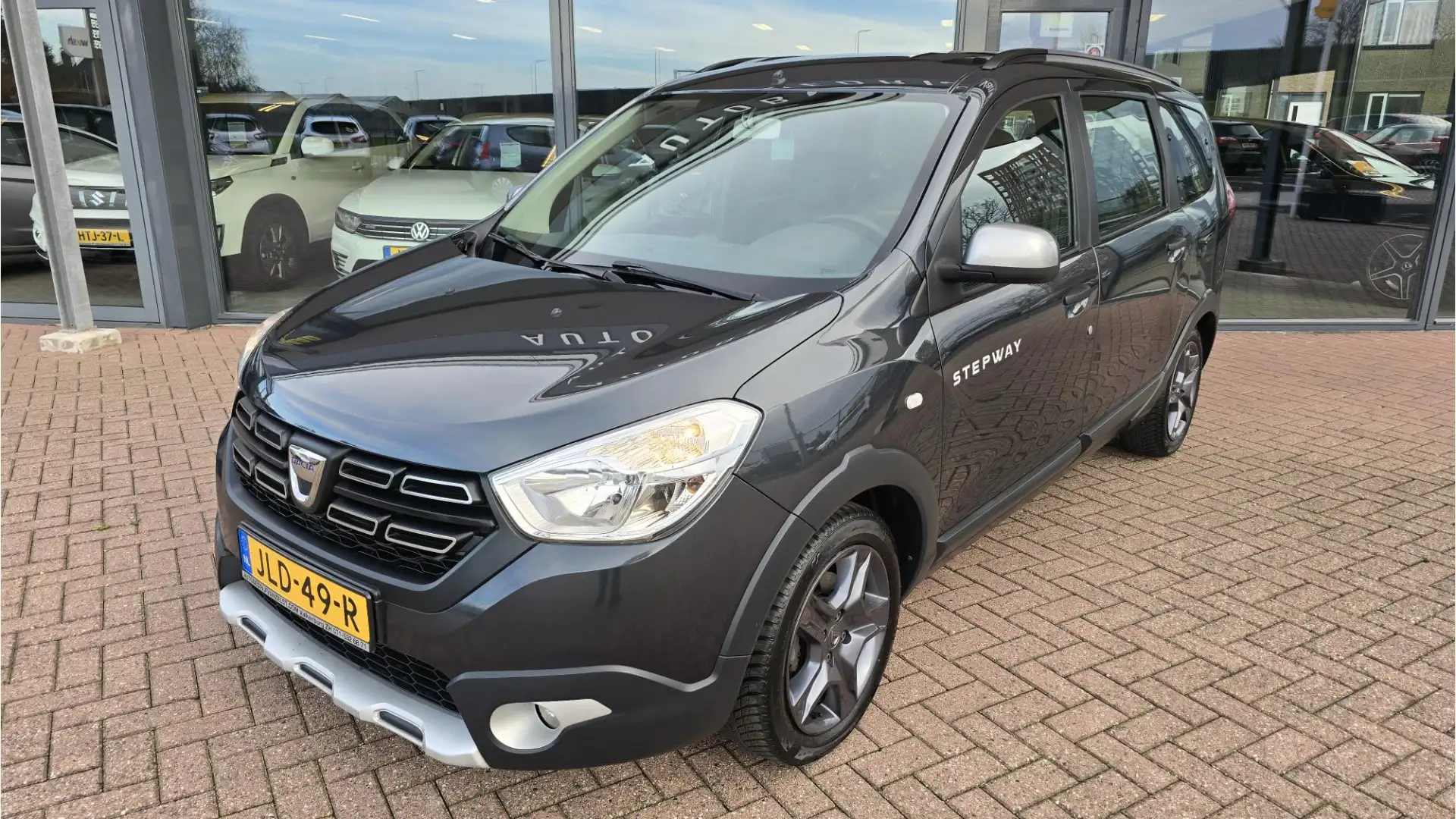 Dacia Lodgy 1.2 TCe Stepway 7p. Airco, Voorstoelen verwarmd, M Gris - 2