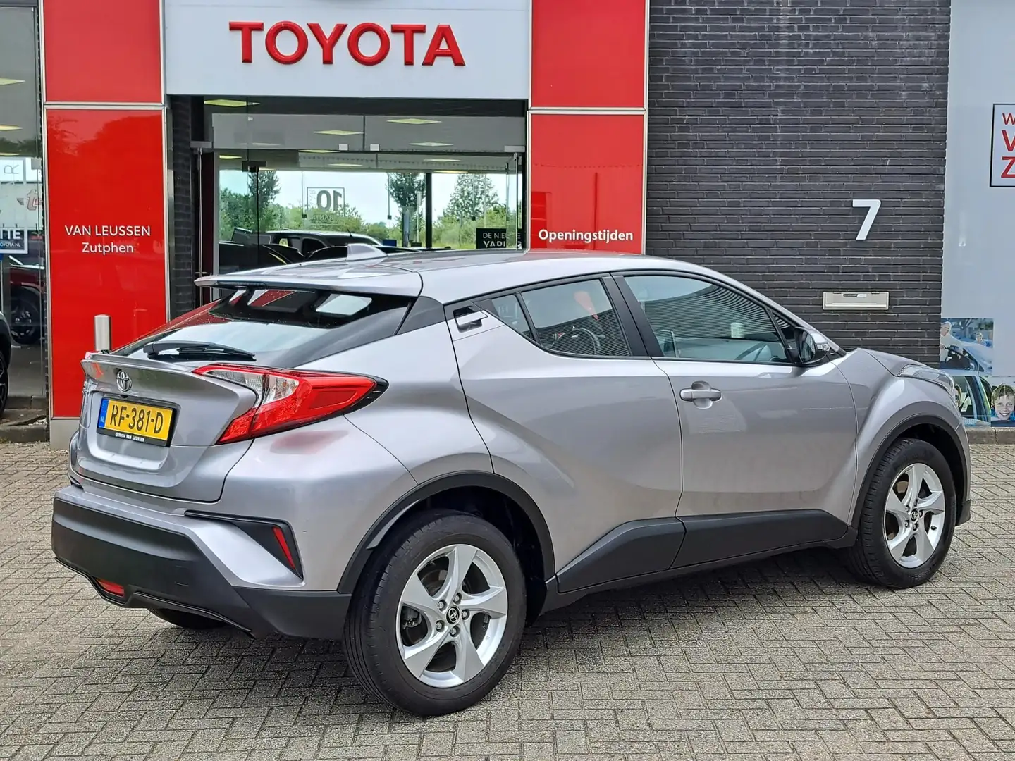 Toyota C-HR 1.2 Dynamic Automaat 1.100KG TREKGEWICHT ADAPTIVE Grau - 2
