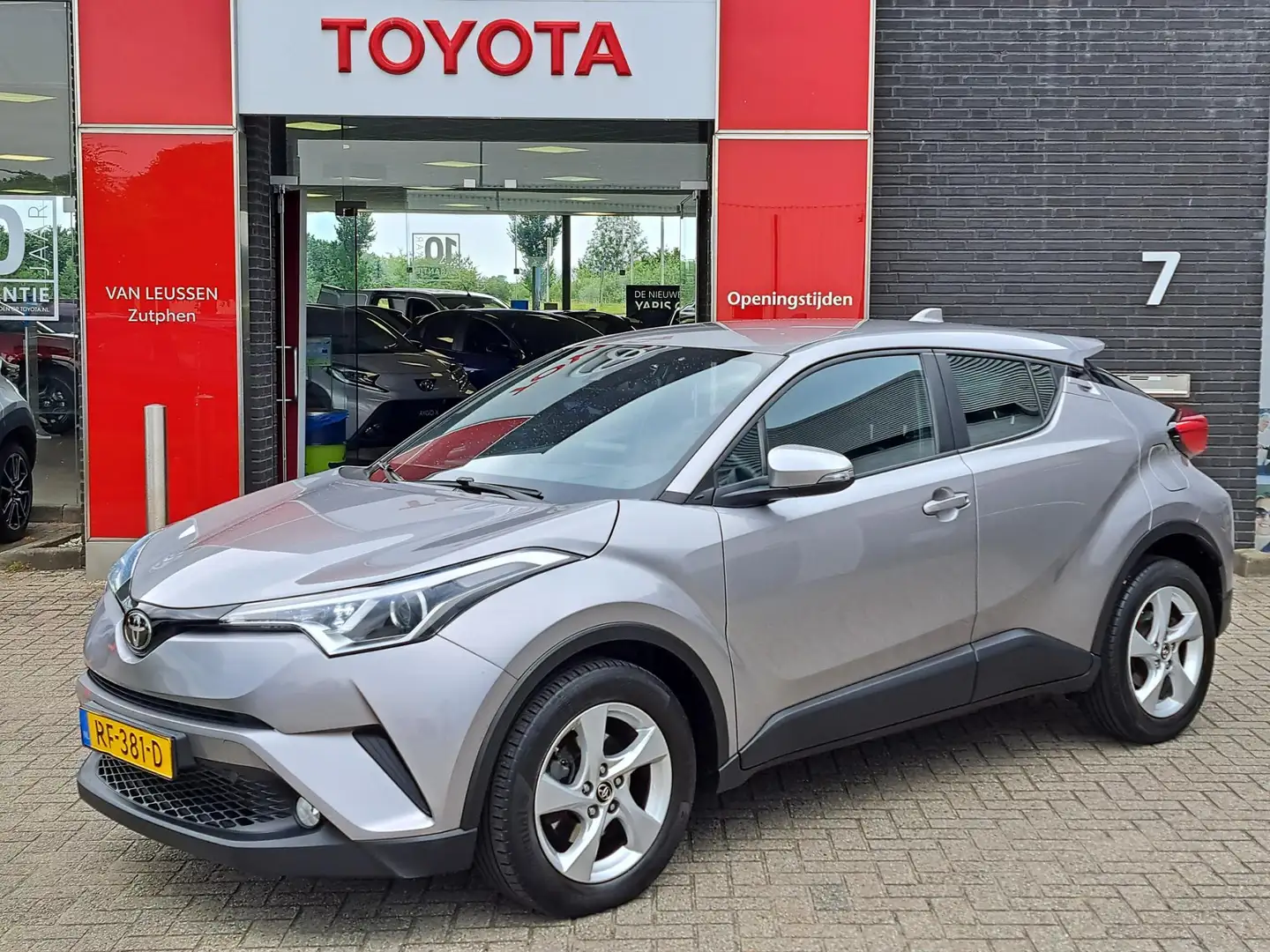 Toyota C-HR 1.2 Dynamic Automaat 1.100KG TREKGEWICHT ADAPTIVE Grau - 1