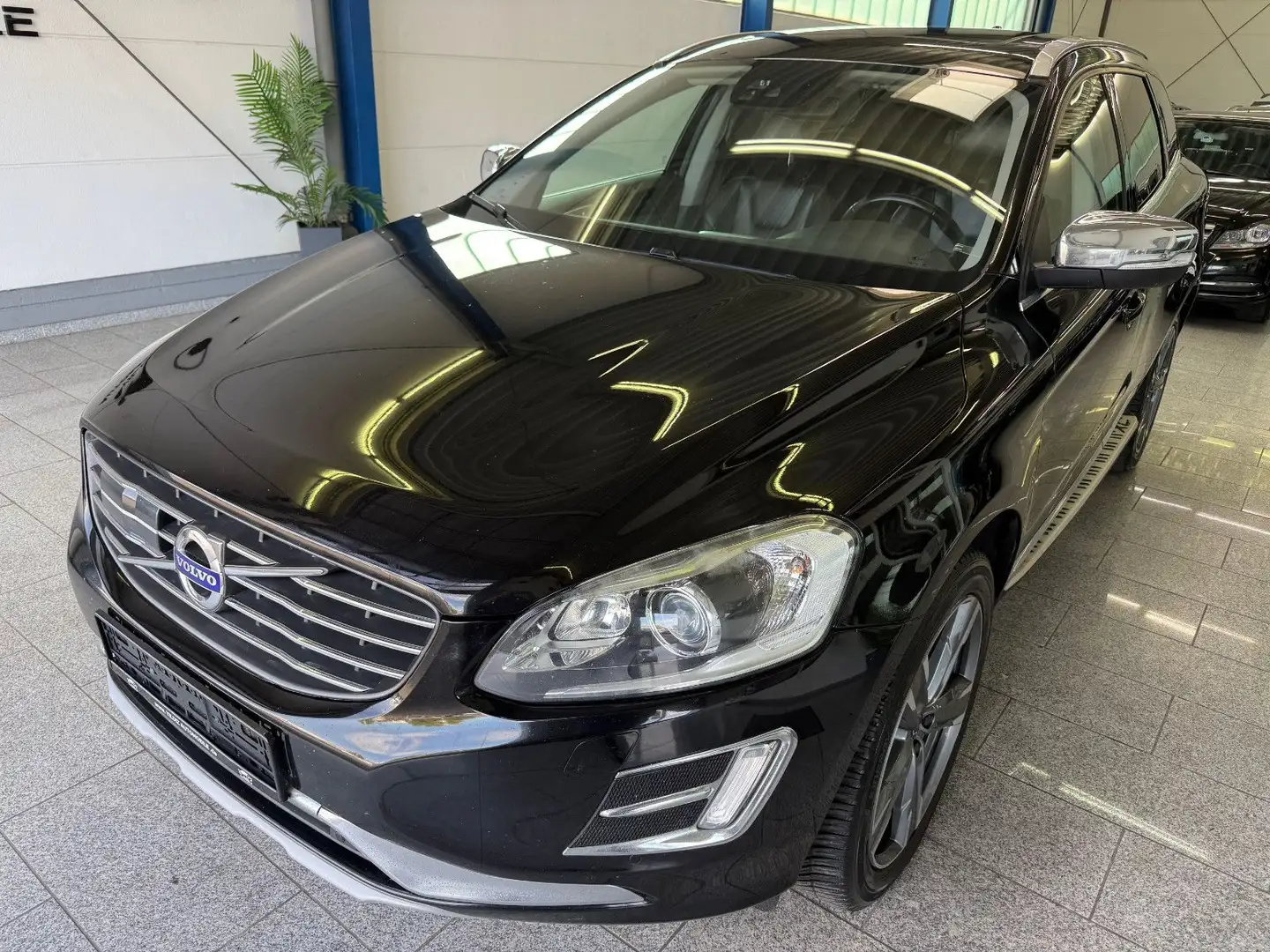 Volvo XC60 D5*SUMMUM*AWD*PANO*BI-XEN*RFK*NAVI*ACC*BLIS Schwarz - 2