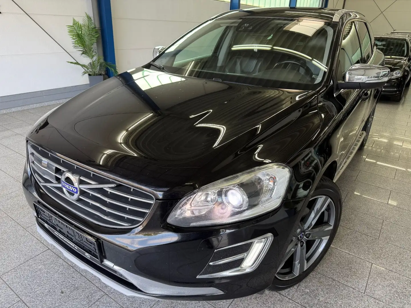 Volvo XC60 D5*SUMMUM*AWD*PANO*BI-XEN*RFK*NAVI*ACC*BLIS Schwarz - 1