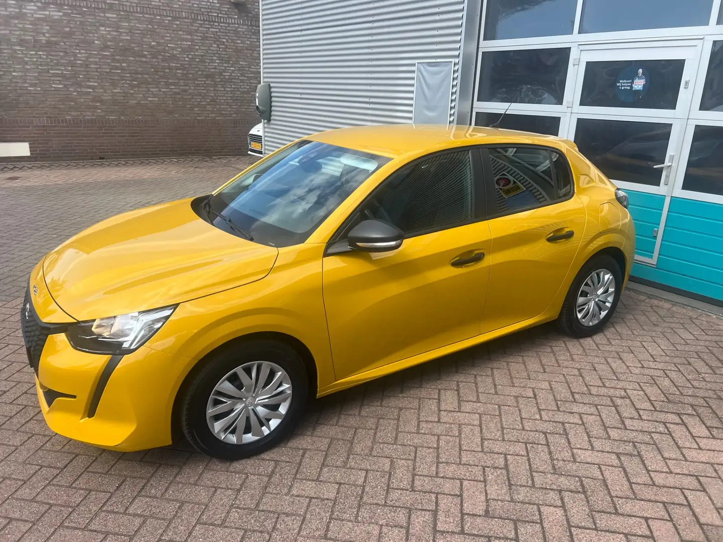 Peugeot 208 1.2 PureTech 75pk Like Geel - 1