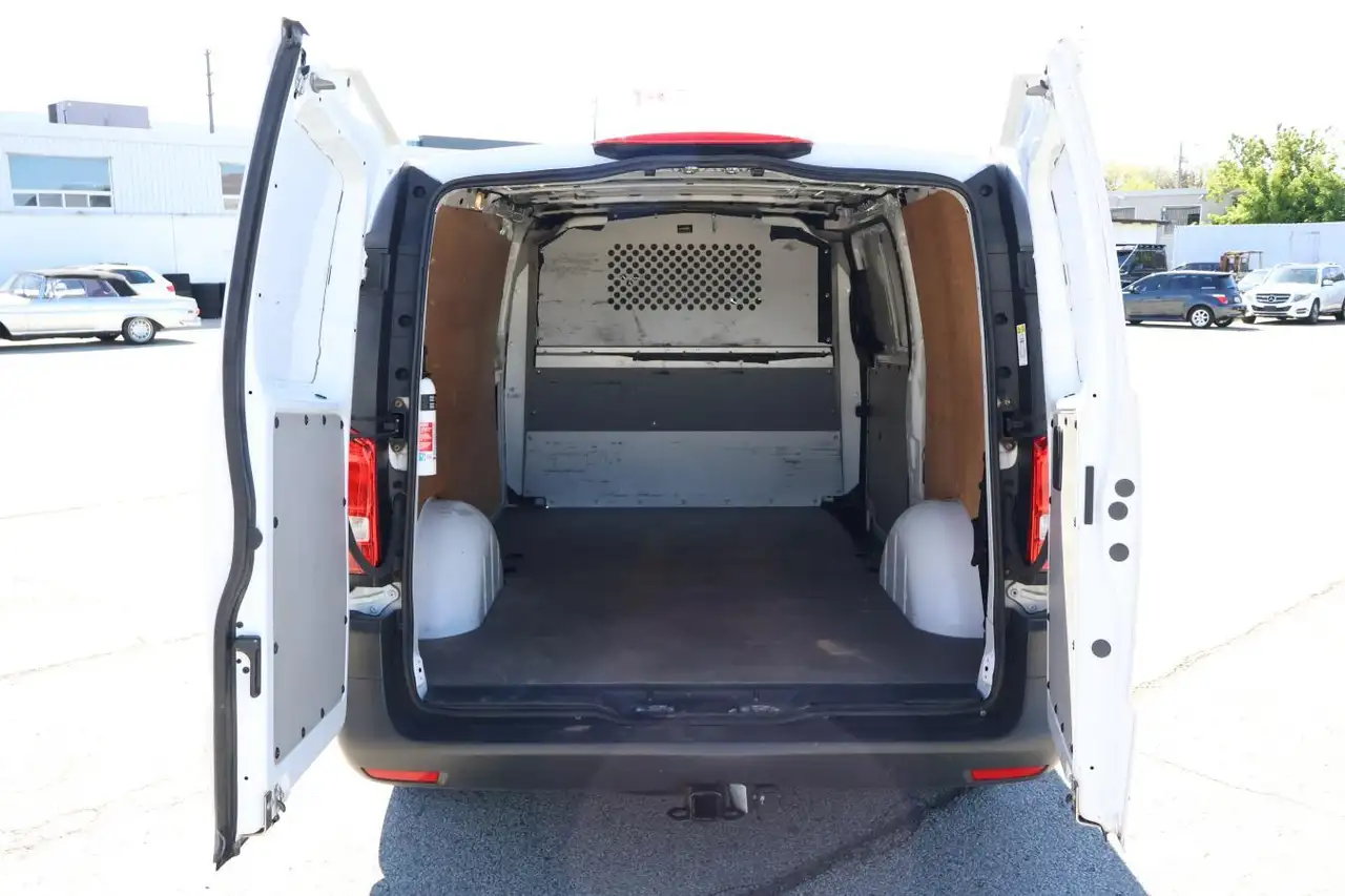 Mercedes-Benz Metris Passenger Van снимка Mercedes-Benz Metris Passenger Van