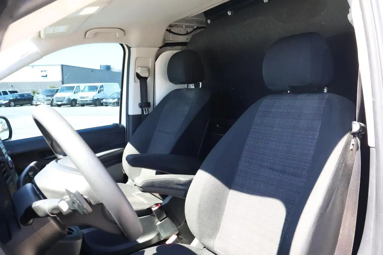 Mercedes-Benz Metris Passenger Van снимка Mercedes-Benz Metris Passenger Van