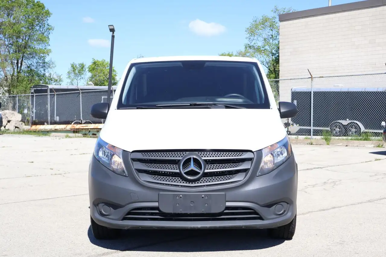 Mercedes-Benz Metris Passenger Van снимка Mercedes-Benz Metris Passenger Van
