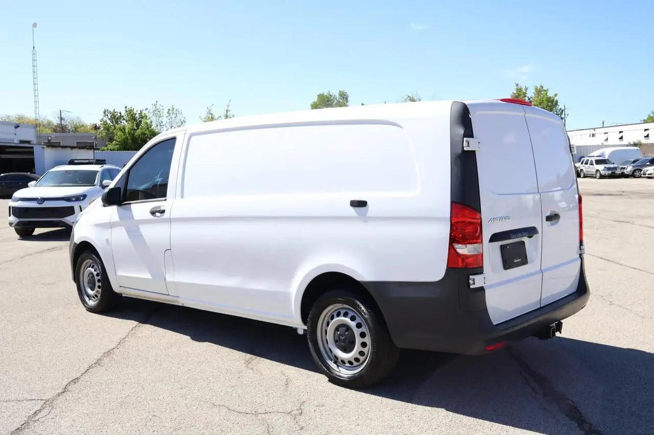 Mercedes-Benz Metris Passenger Van снимка Mercedes-Benz Metris Passenger Van