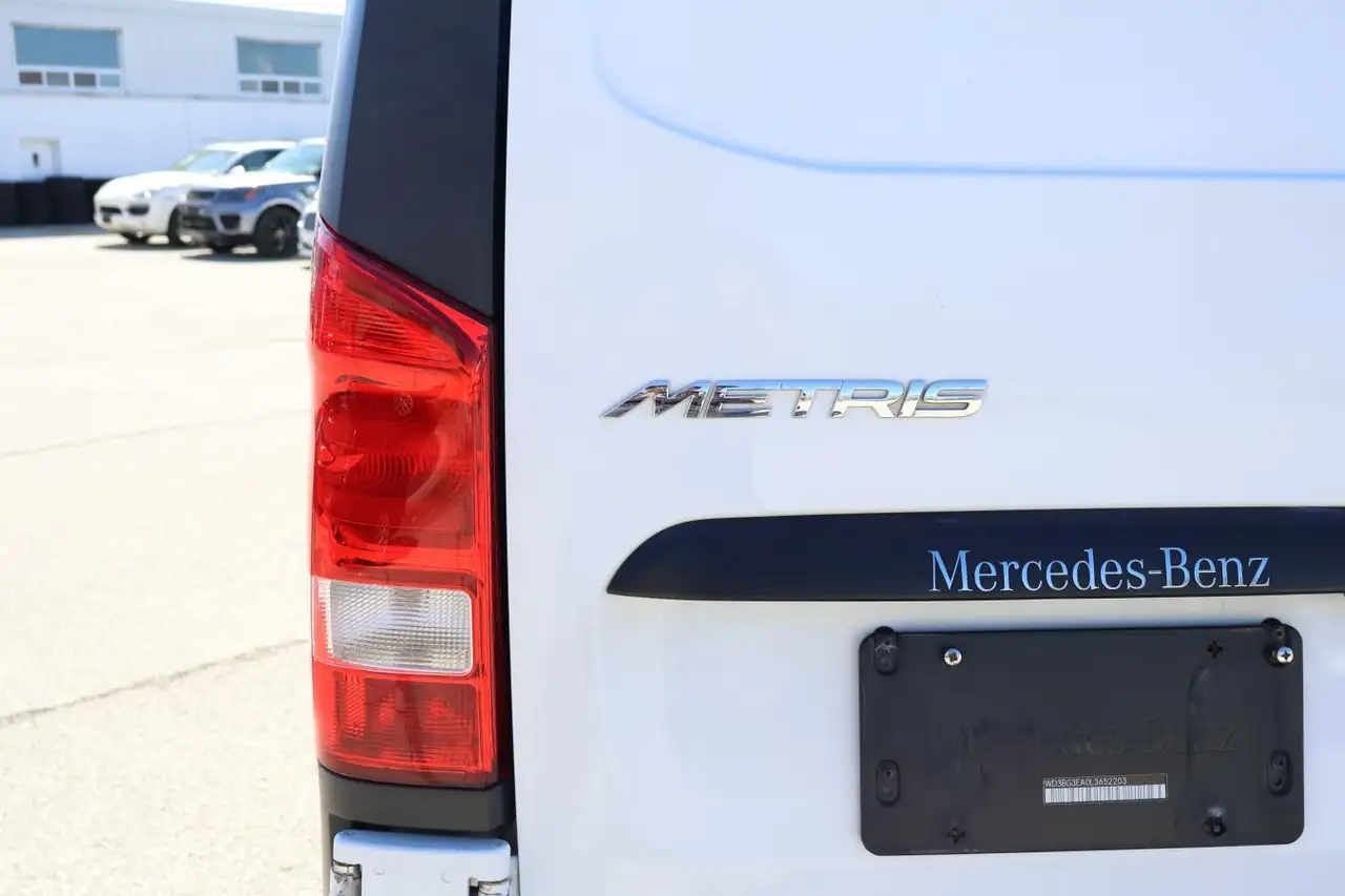 Mercedes-Benz Metris Passenger Van снимка Mercedes-Benz Metris Passenger Van