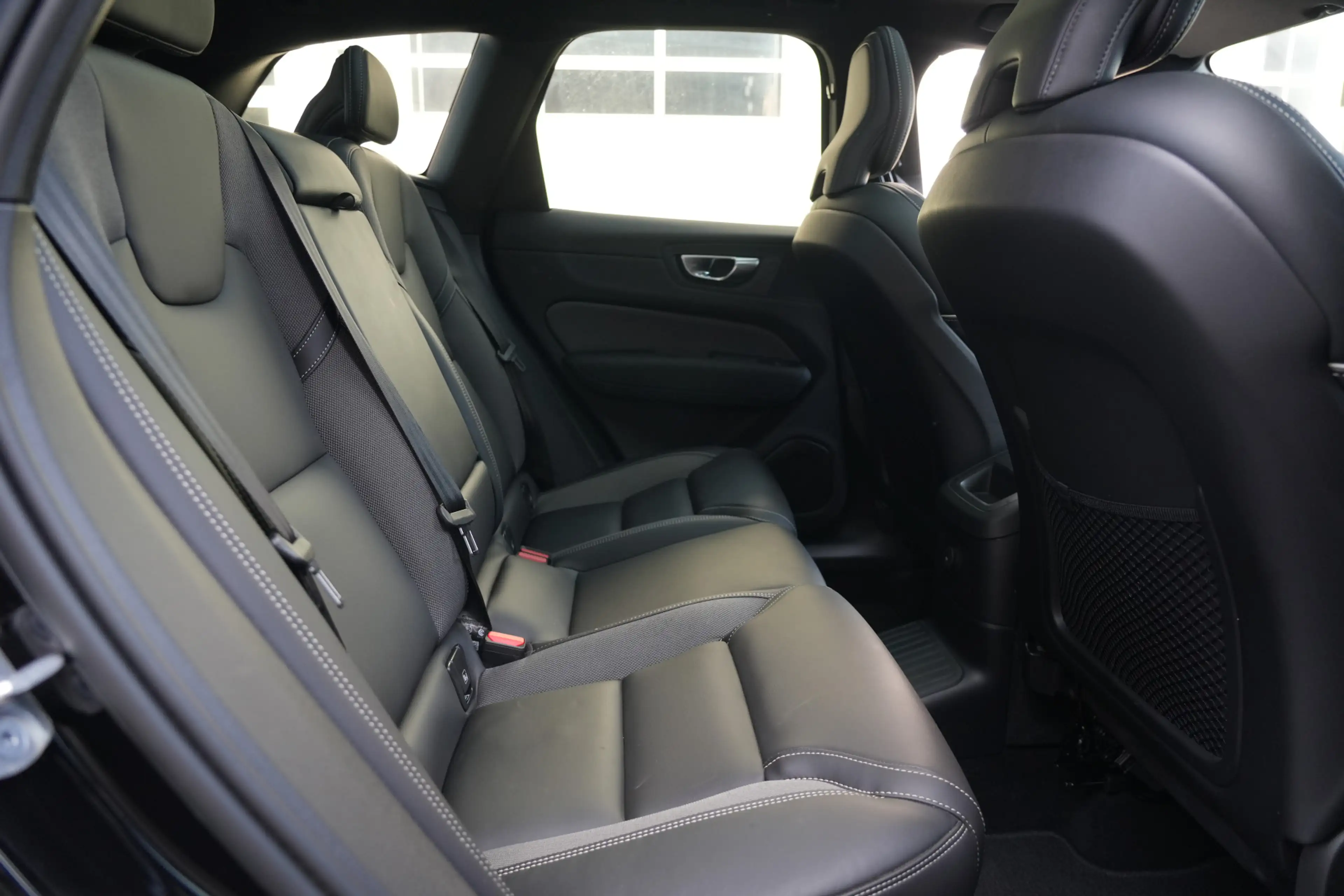 Volvo XC60 2.0 T8 FACELIFT Plug-in hybrid AWD Black Edition | — photo 29