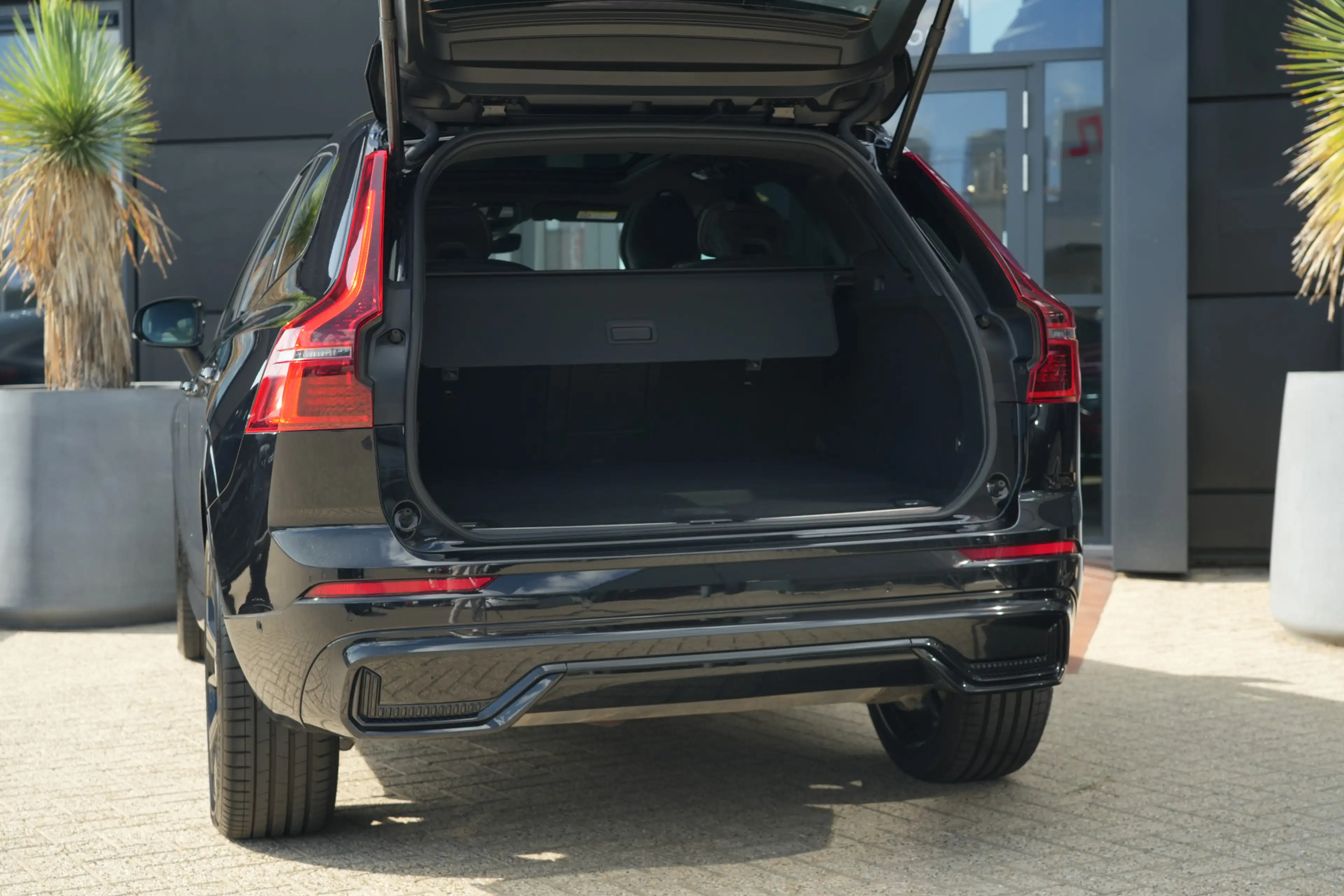 Volvo XC60 2.0 T8 FACELIFT Plug-in hybrid AWD Black Edition | — photo 32