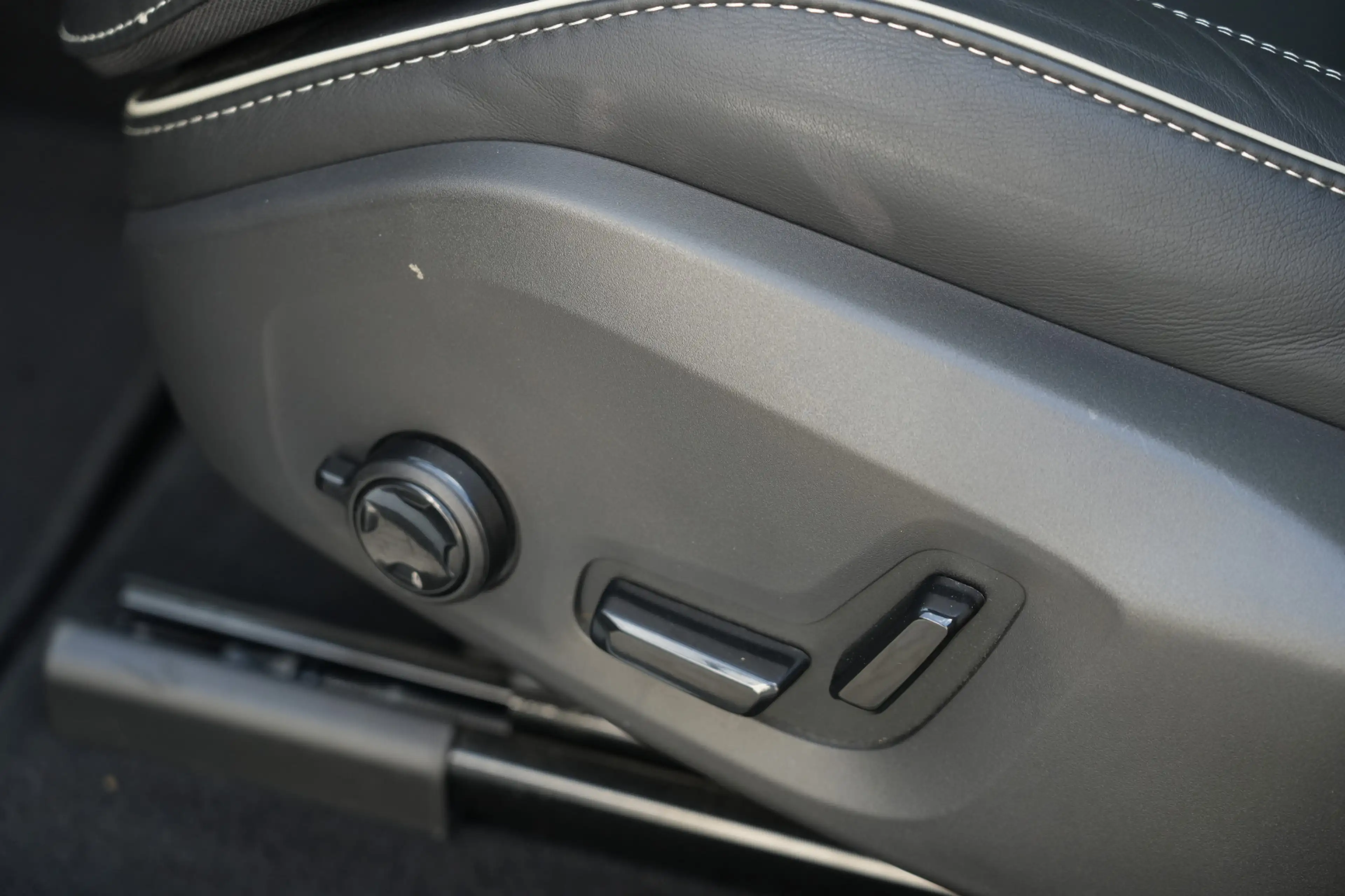 Volvo XC60 2.0 T8 FACELIFT Plug-in hybrid AWD Black Edition | — photo 27