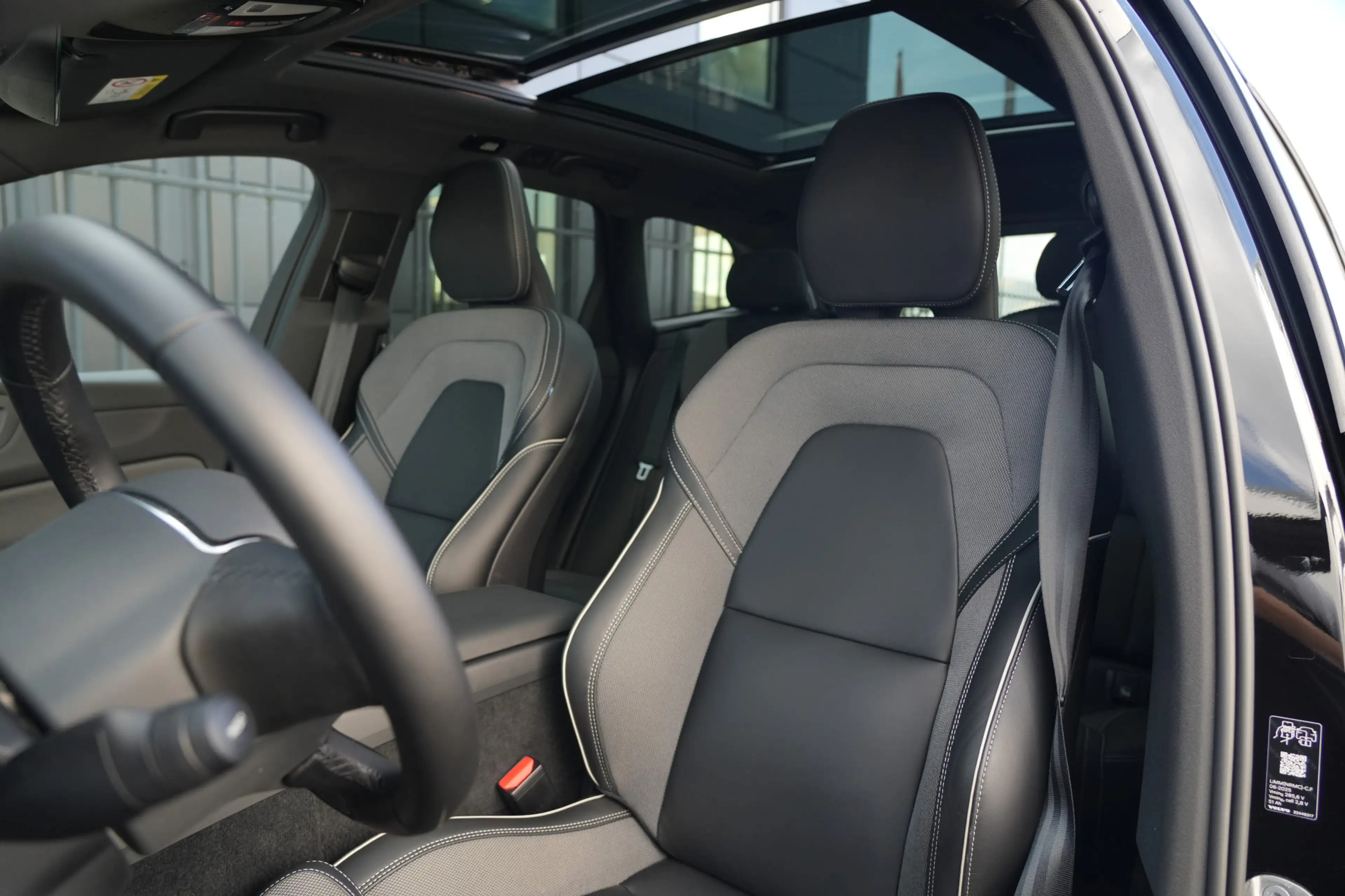 Volvo XC60 2.0 T8 FACELIFT Plug-in hybrid AWD Black Edition | — photo 4