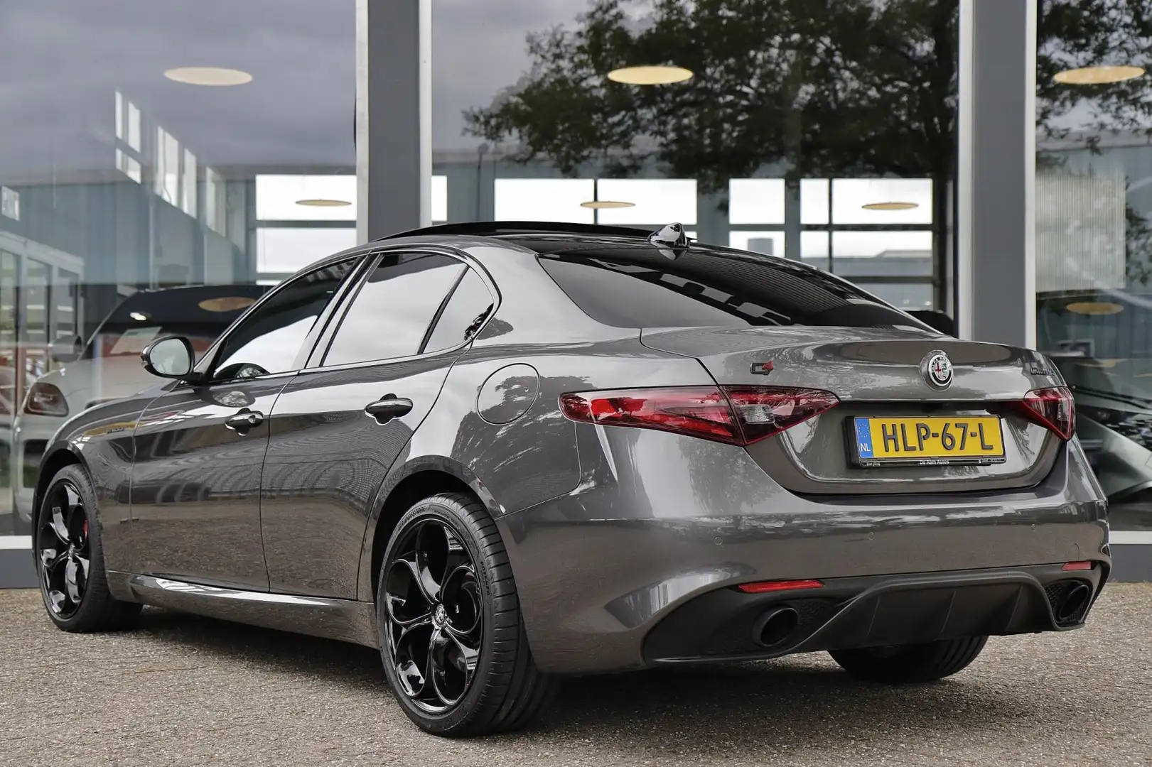 Alfa Romeo Giulia 2.0 T AWD Veloce Q4 280 Pk Panoramadak Grijs - 2