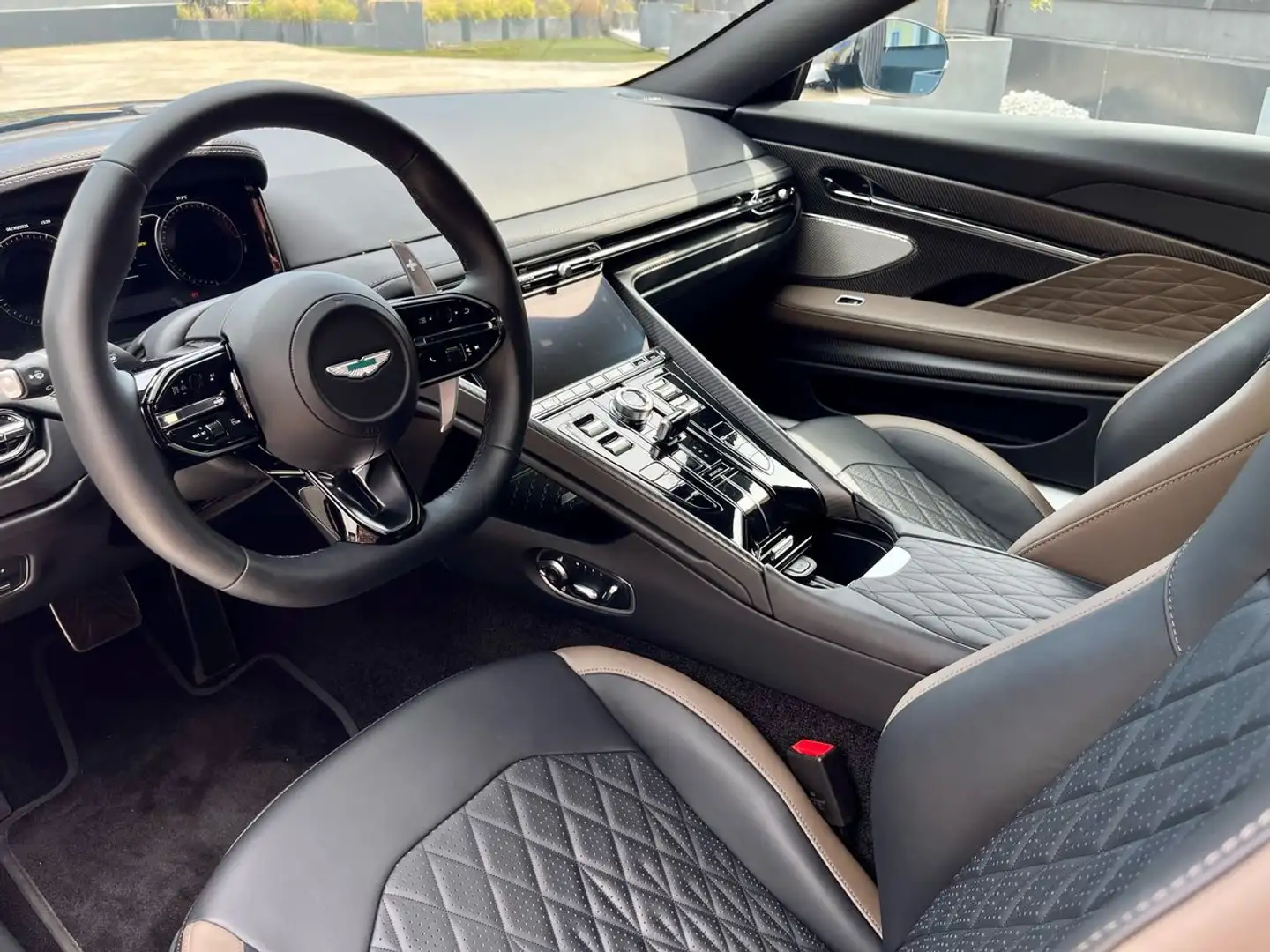 Aston Martin DB12 Coupe 4.0 V8 auto Чорний - 2