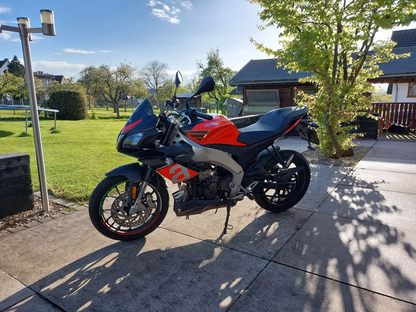 Aprilia Tuono 125 Rot - 2