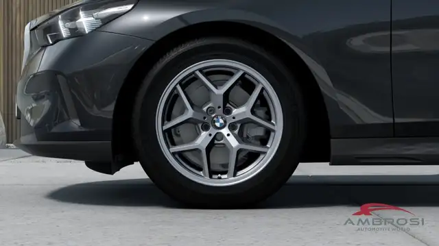BMW 5 Series view 8