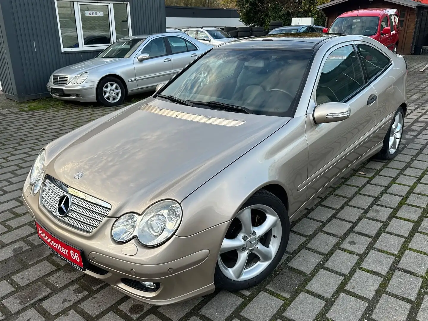 Mercedes-Benz C 200 K Aut Sportcoupe*PANO*LEDER*NAVI*1.HAND Beige - 1