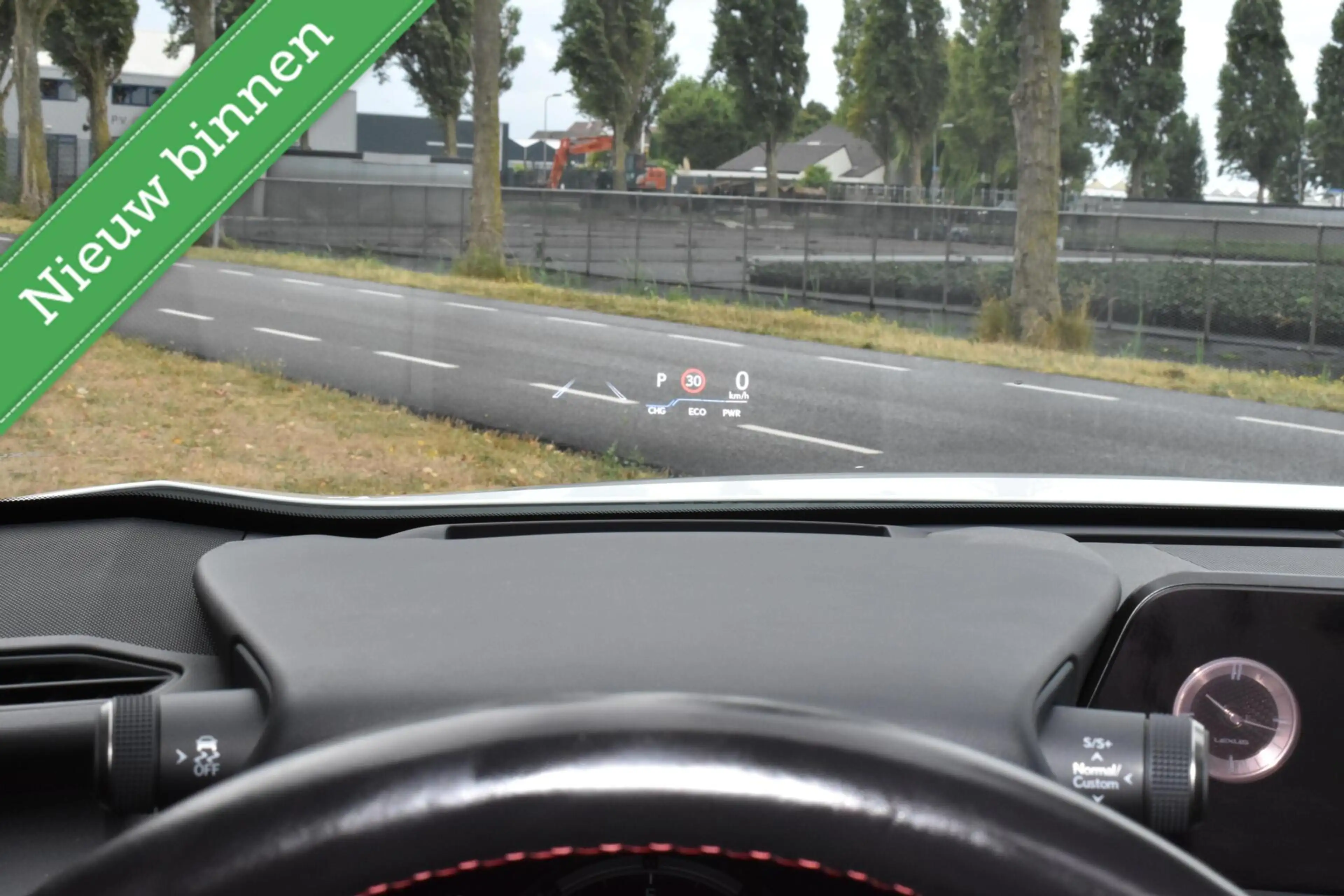Lexus UX 250h F Sport PANORAMADAK/HEAD UP/LEDER/ETC.! — photo 15