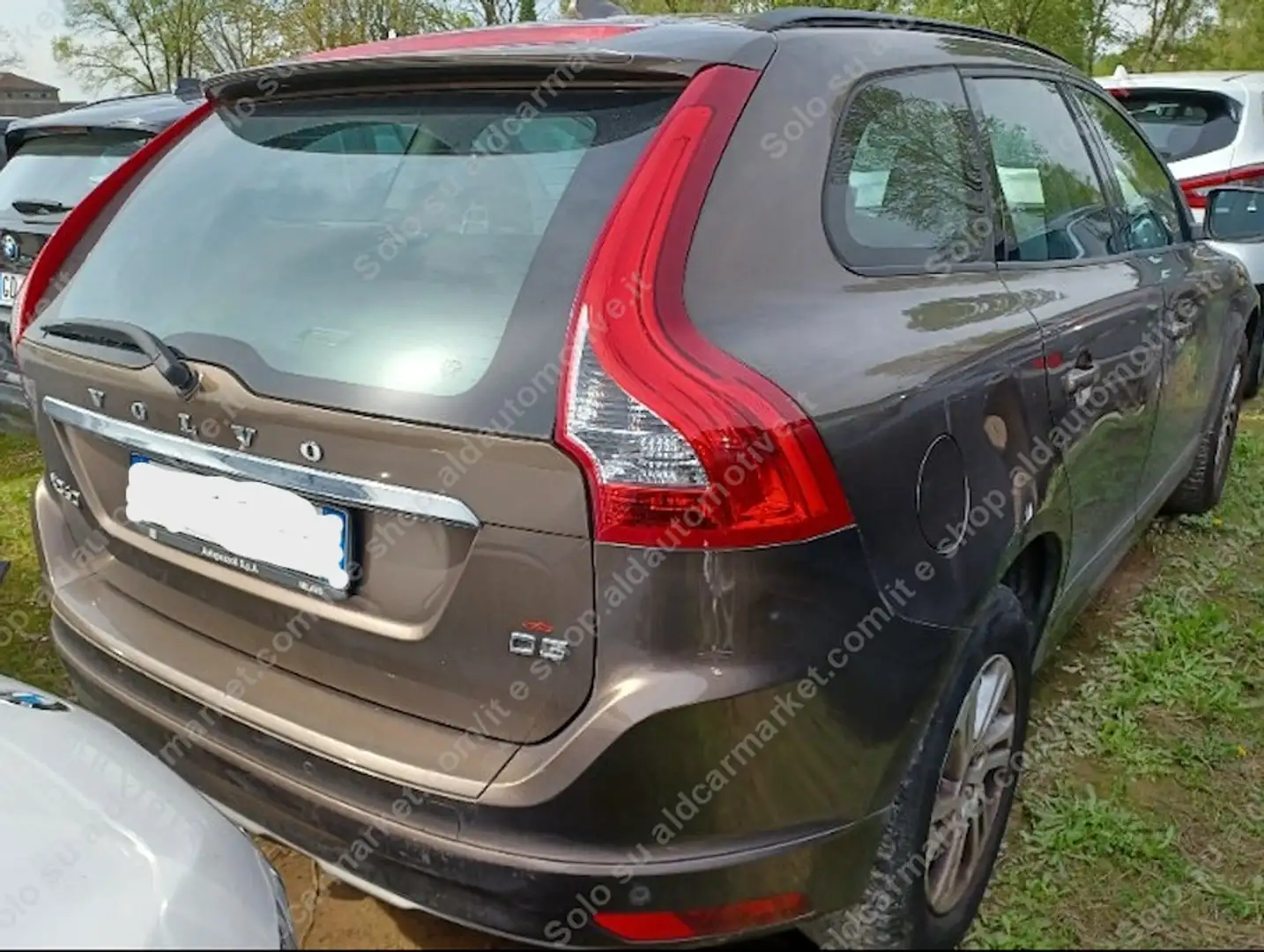 Volvo XC60 D3 Kinetic Aut. 150 Beżowy - 2