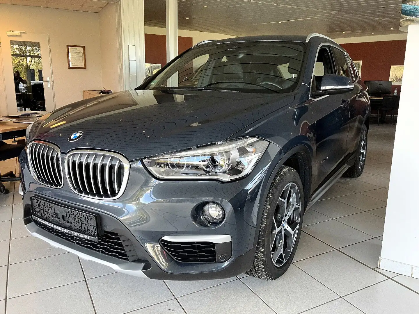 BMW X1 xDrive20i xLine/LED/AHK/BusinessPackage/CD Gris - 1