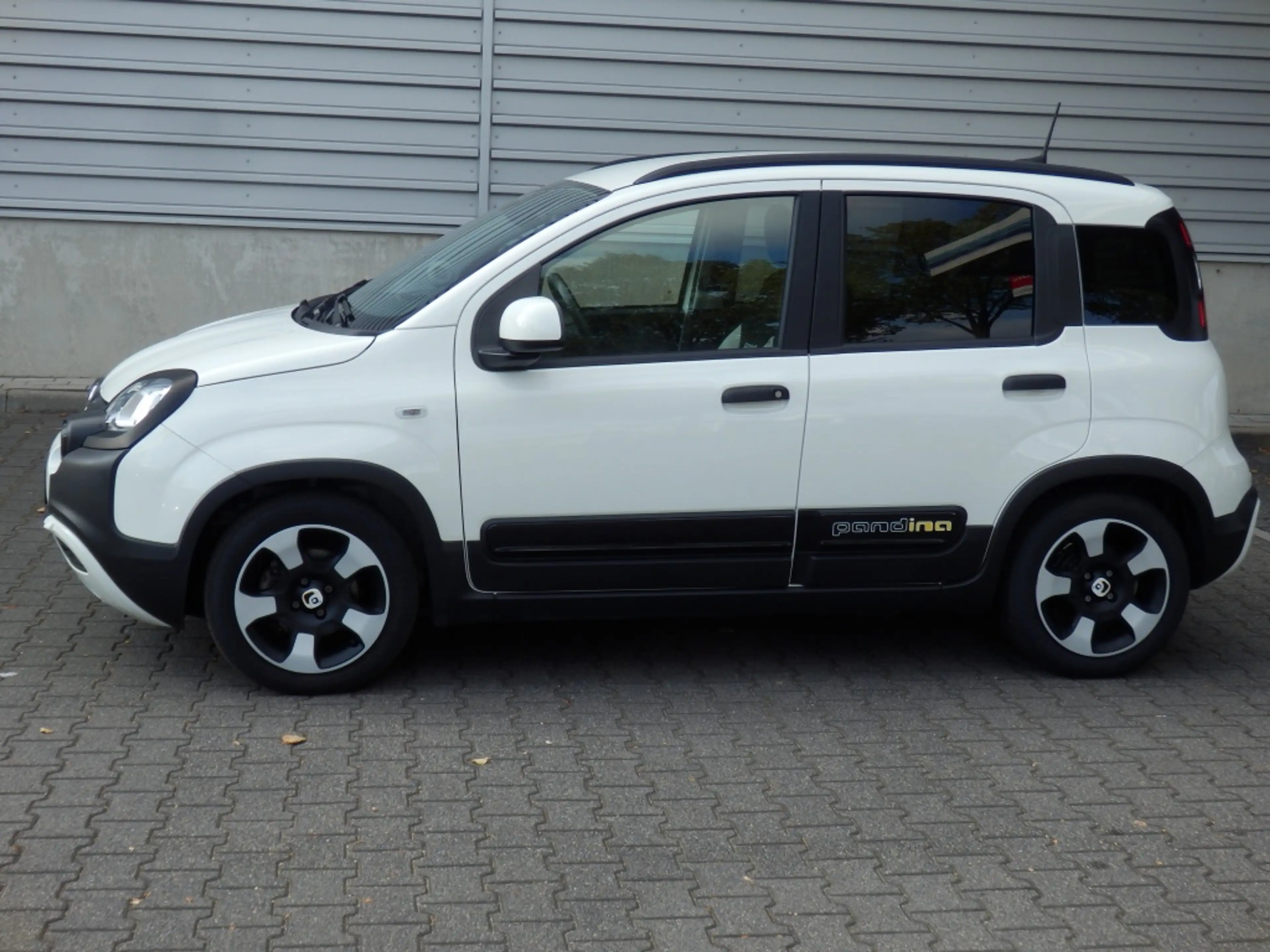 Fiat Panda 1.0 Hybrid Cross — photo 2