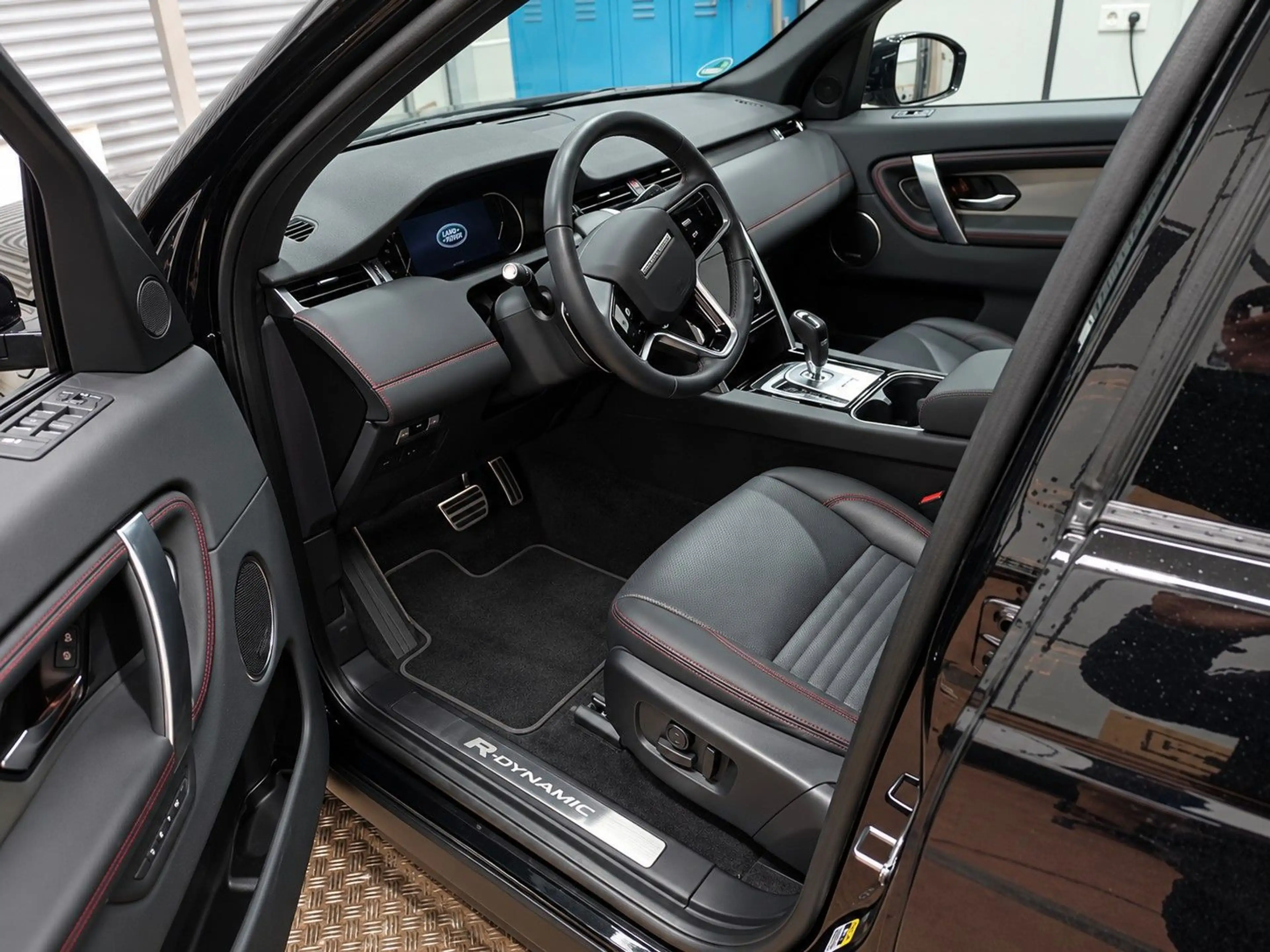 Land Rover Discovery Sport R-Dynamic SE ALL-BLACK 360°PANO — photo 7